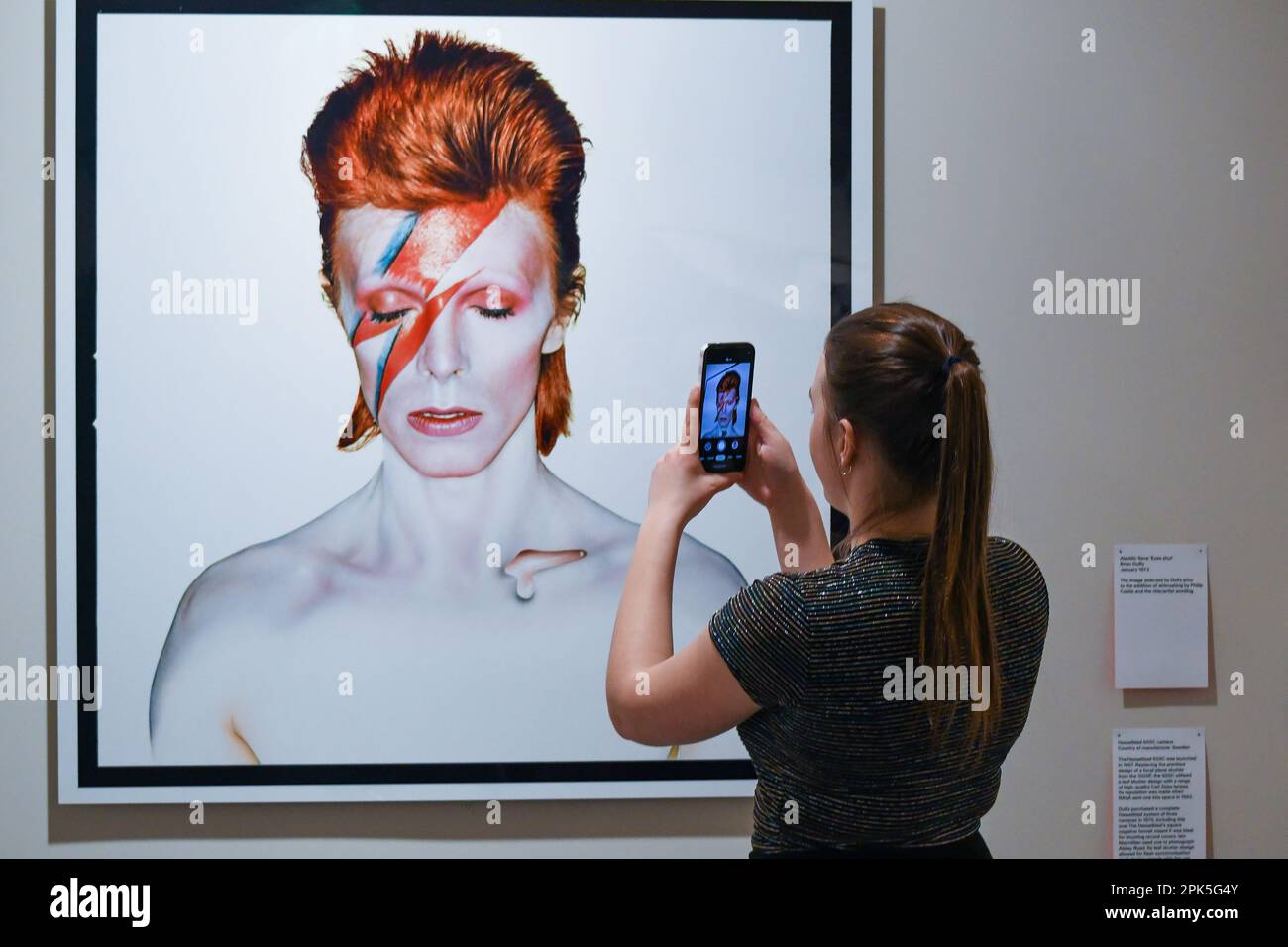 London, UK, 6. April 2023, fünfzig Jahre seit der Veröffentlichung des Aladdin Sane Albums von David Bowie. Der Fotograf Brian Duffy arbeitete mit David Bowie zusammen, um das legendäre Blitzlichtporträt zu erstellen. Es befasst sich mit der Gestaltung der Kunstwerke sowie einer herausragenden Reihe von Livemusik und Vorträgen, die vom Album inspiriert wurden. Diese Ausstellung findet vom 6. April bis zum 28. Mai 2023 im Southbank Centre, Andrew Lalchan Photography/Alamy Live News, statt Stockfoto