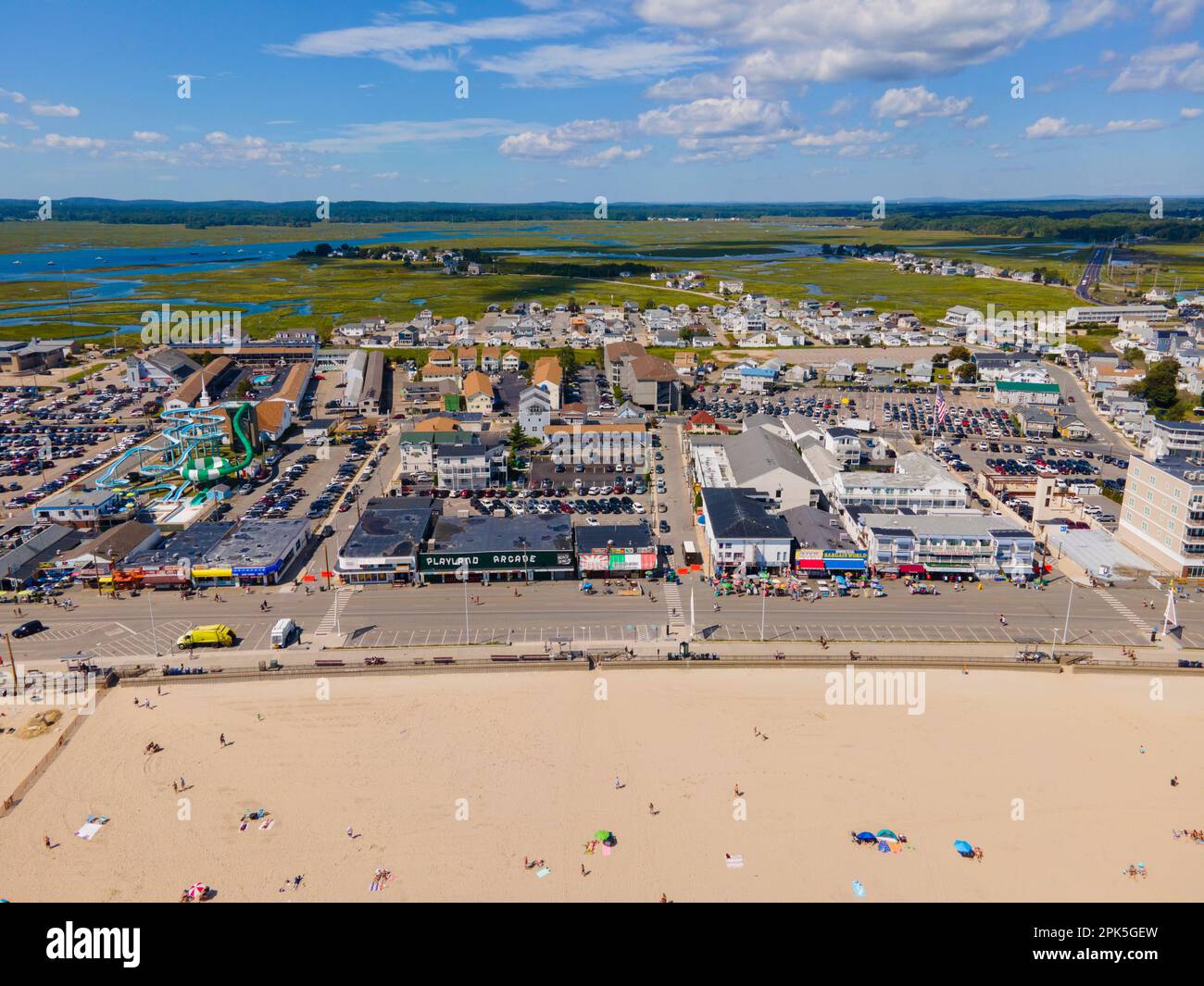Hampton Beach aus der Vogelperspektive mit historischen Gebäuden am Meer am Ocean Boulevard und Hampton Beach State Park, Stadt Hampton, NH, USA. Stockfoto