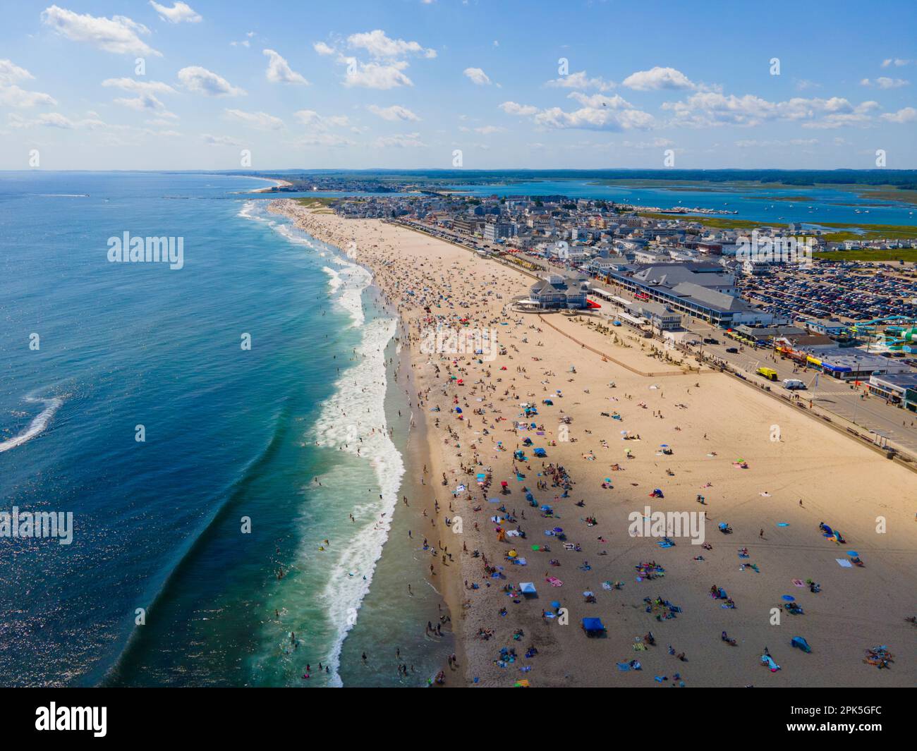 Hampton Beach aus der Vogelperspektive mit historischen Gebäuden am Meer am Ocean Boulevard und Hampton Beach State Park, Stadt Hampton, NH, USA. Stockfoto