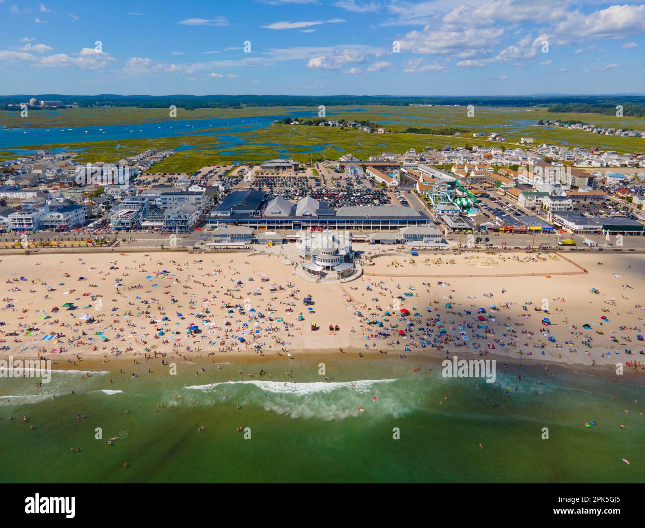 Hampton Beach aus der Vogelperspektive mit historischen Gebäuden am Meer am Ocean Boulevard und Hampton Beach State Park, Stadt Hampton, NH, USA. Stockfoto