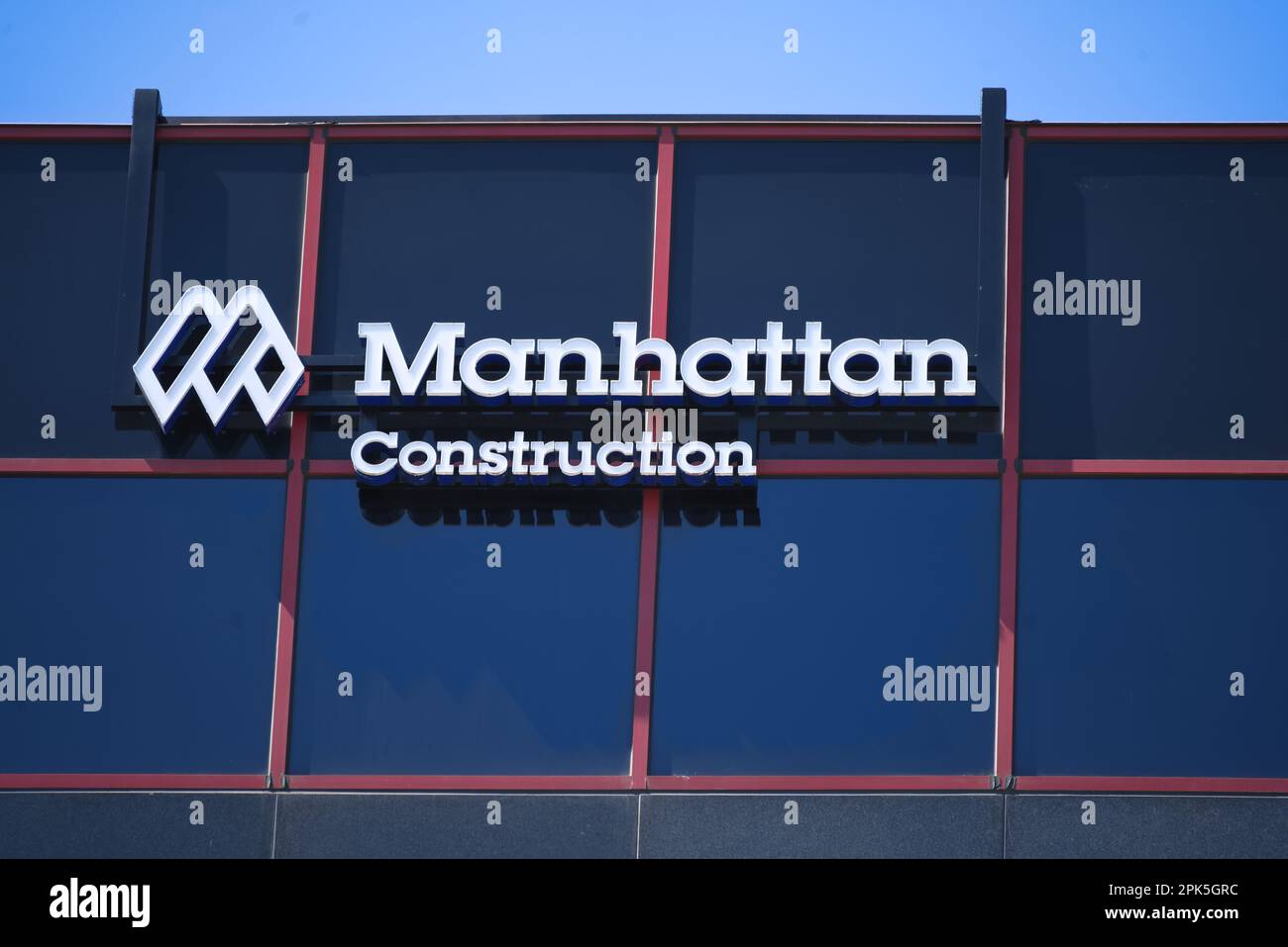 Washington, DC, USA - 2. April 2023: Manhattan Construction, einer der besten Hersteller in den USA, Name und Logo auf dem Bürogebäude. Stockfoto
