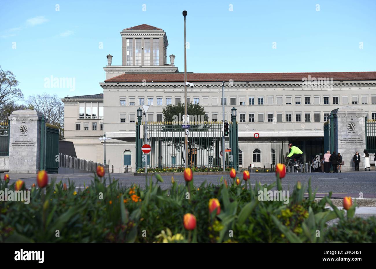 Genf, Schweiz. 5. April 2023. Die Errichtung der Welthandelsorganisation (WTO) findet am 5. April 2023 in Genf, Schweiz, statt. Die Welthandelsorganisation (WTO) erklärte in ihrem am Mittwoch veröffentlichten jährlichen Bericht über Handelsstatistiken und -Perspektiven, dass sich das Wachstum des Welthandels 2023 auf 1,7 Prozent verlangsamen wird. Kredit: Lian Yi/Xinhua/Alamy Live News Stockfoto