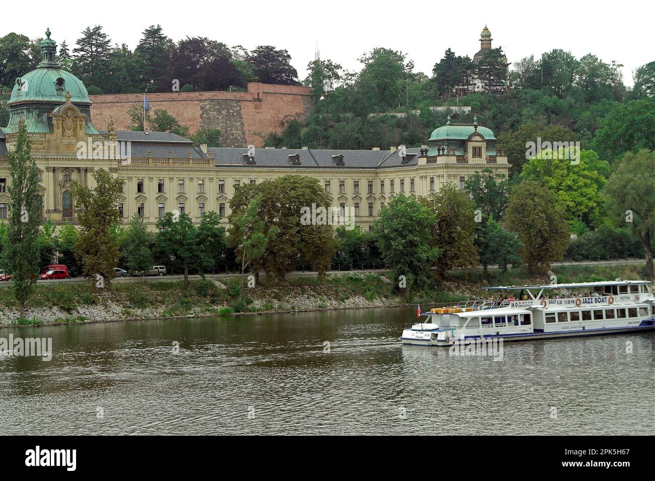 Praga, Prag, Prag, Tschechien, Tschechien, Straka-Akademie von der Seite der Moldau; Sitz der tschechischen Regierung; 斯特拉卡學院 Stockfoto
