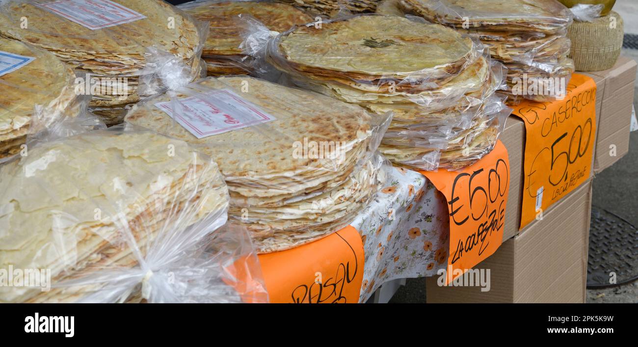 Pane Carasau und Pane Guttiau zum Verkauf auf dem Markt in San Pantaleo, Sardinien, Italien Stockfoto