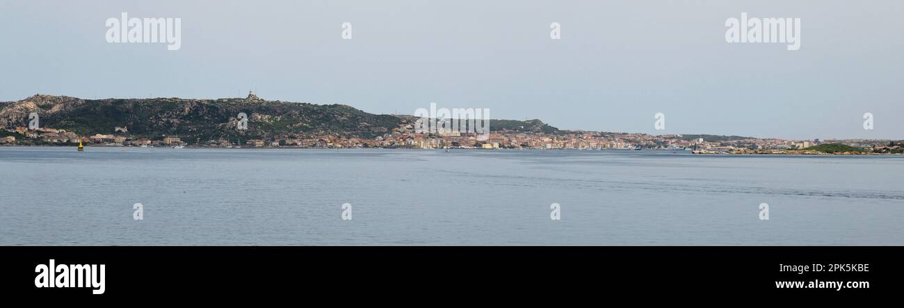 Stadt an der Küste, Maddalena von Palau aus gesehen, Sardinien, Italien Stockfoto