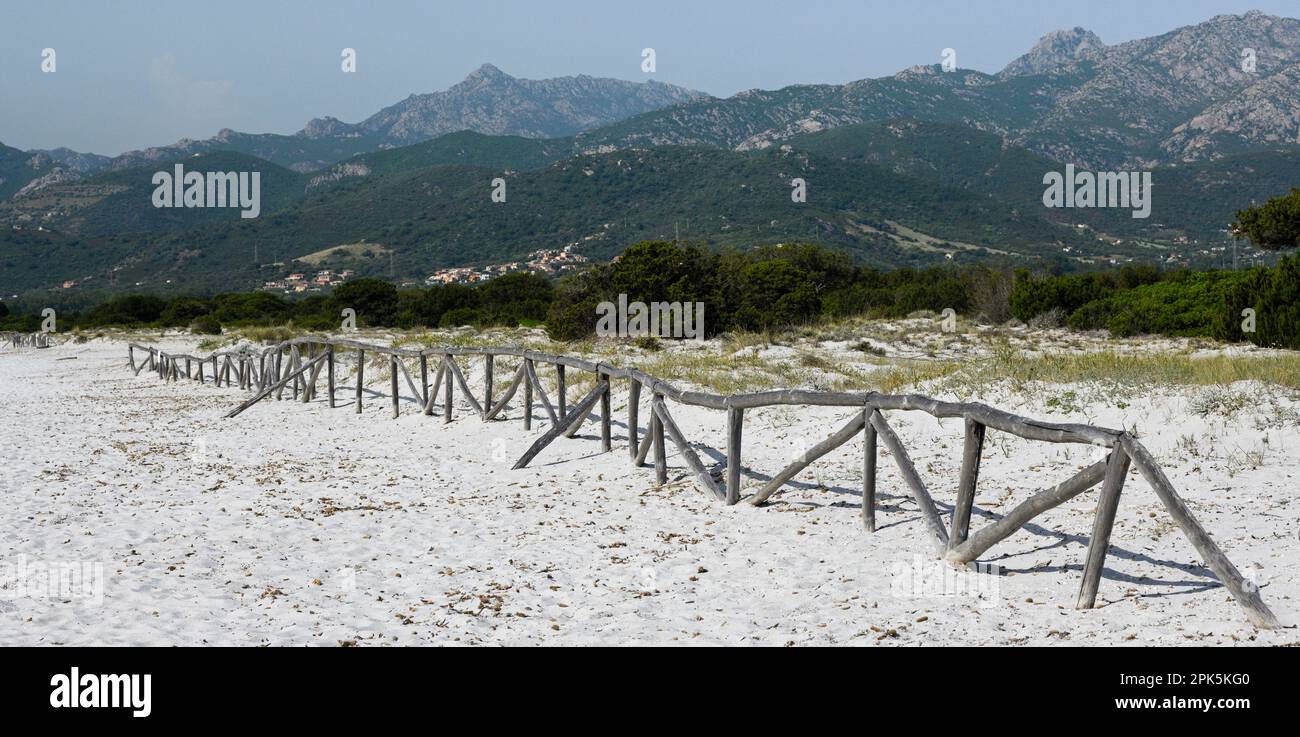 Sand- und Holzgeländer, La Cinta Beach, Tavolara Island, Sardinien, Italien Stockfoto