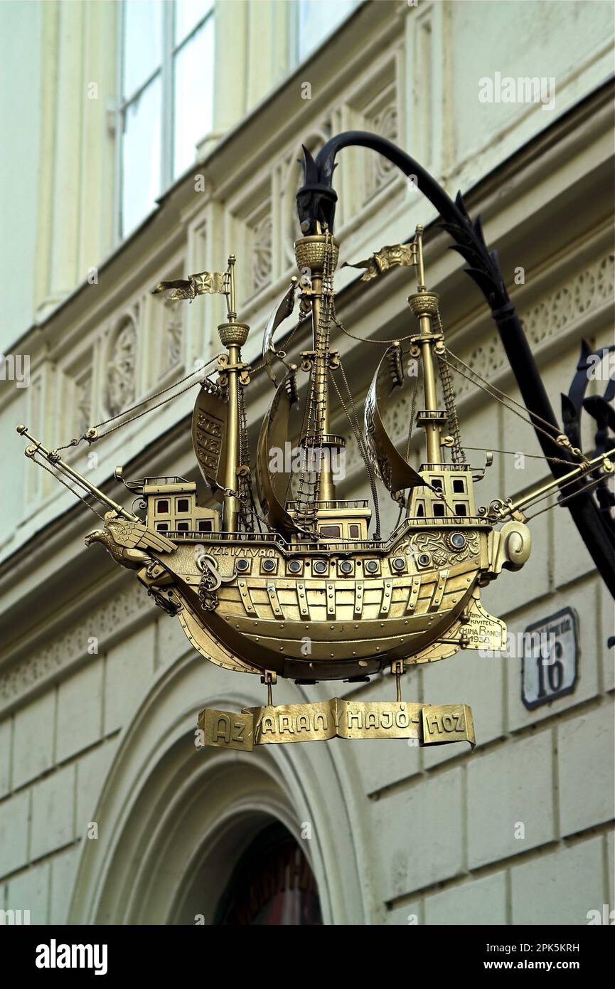 Győr, Węgry, Ungarn, Ungarn, AZ ARANYHAJÓ, Schild „Golden Ship“ - einst ein koloniales Gewürzgeschäft, heute eine Apotheke; Schild „Goldenes Schiff“; szyld Stockfoto