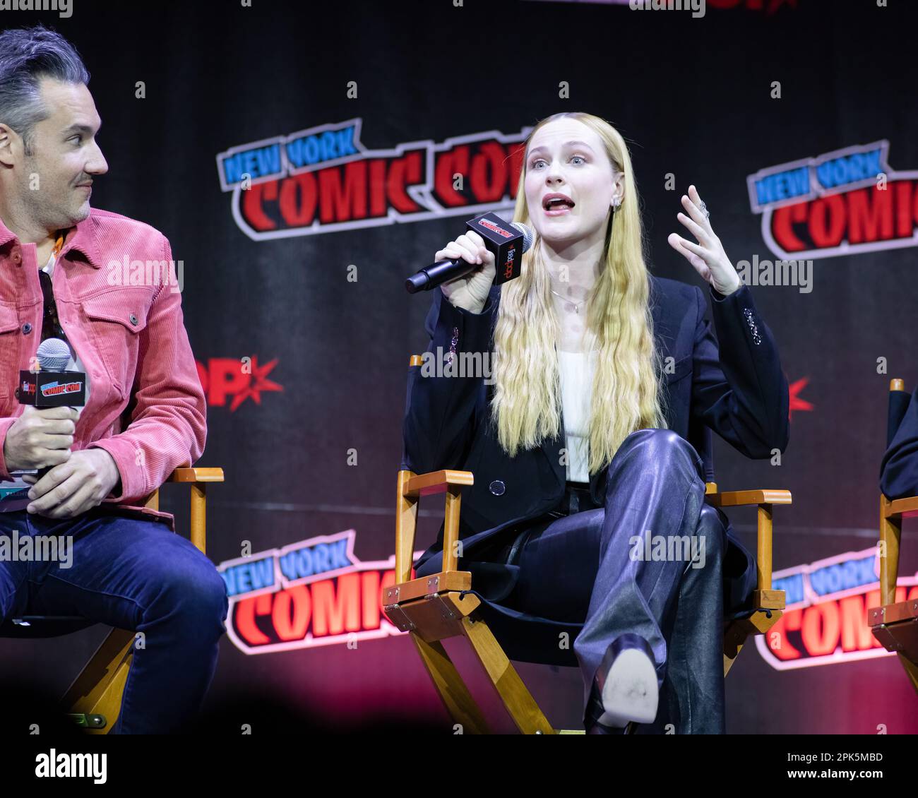 Seltsam: Die Al Yankovic Story spielt Daniel Radcliffe und Evan Rachel Wood auf der NYCC 2022 Stockfoto