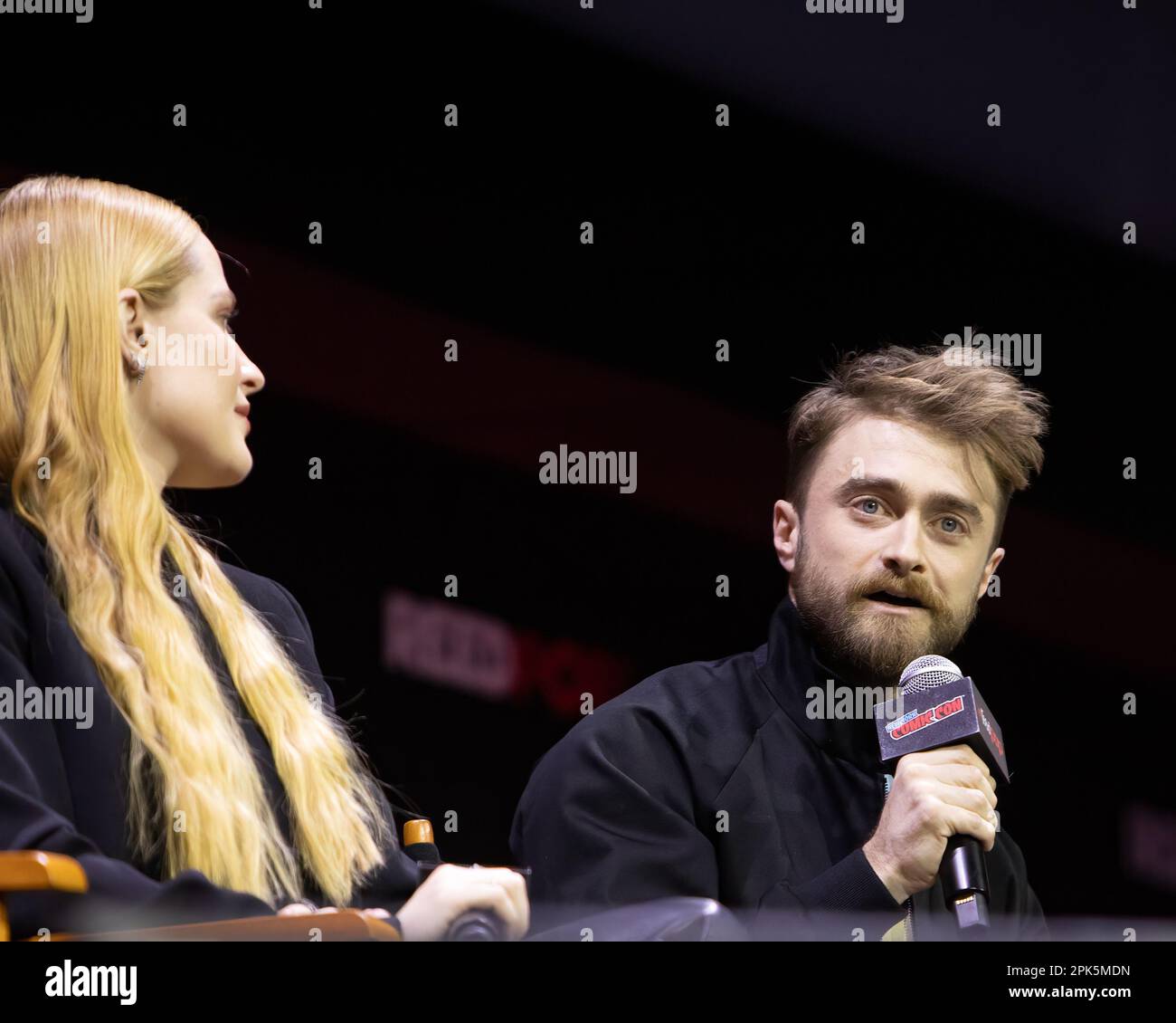 Seltsam: Die Al Yankovic Story spielt Daniel Radcliffe und Evan Rachel Wood auf der NYCC 2022 Stockfoto