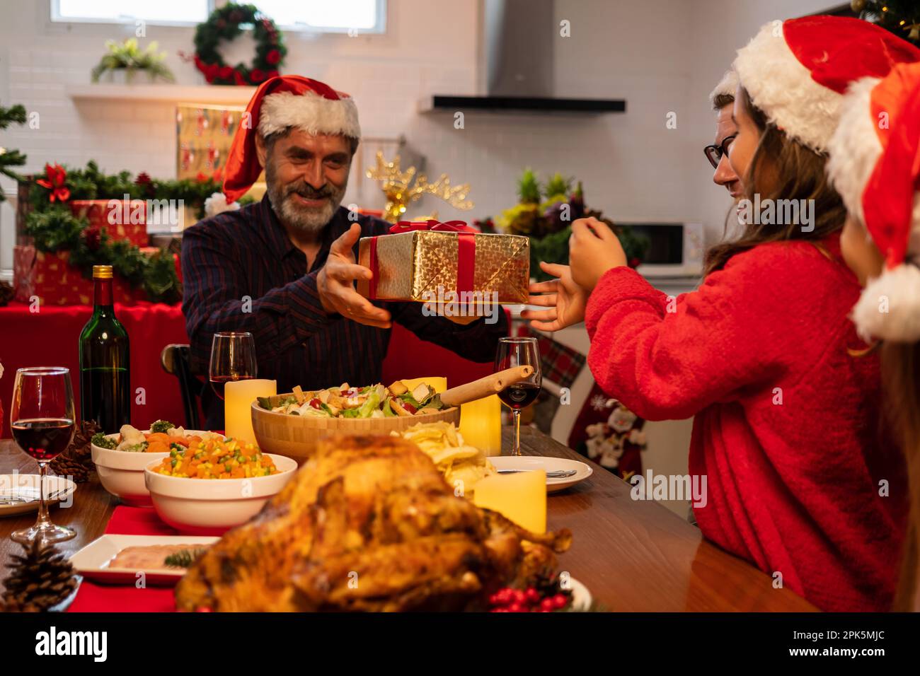 Fröhliche Familie mit Weihnachtsfeier zu Hause Stockfoto