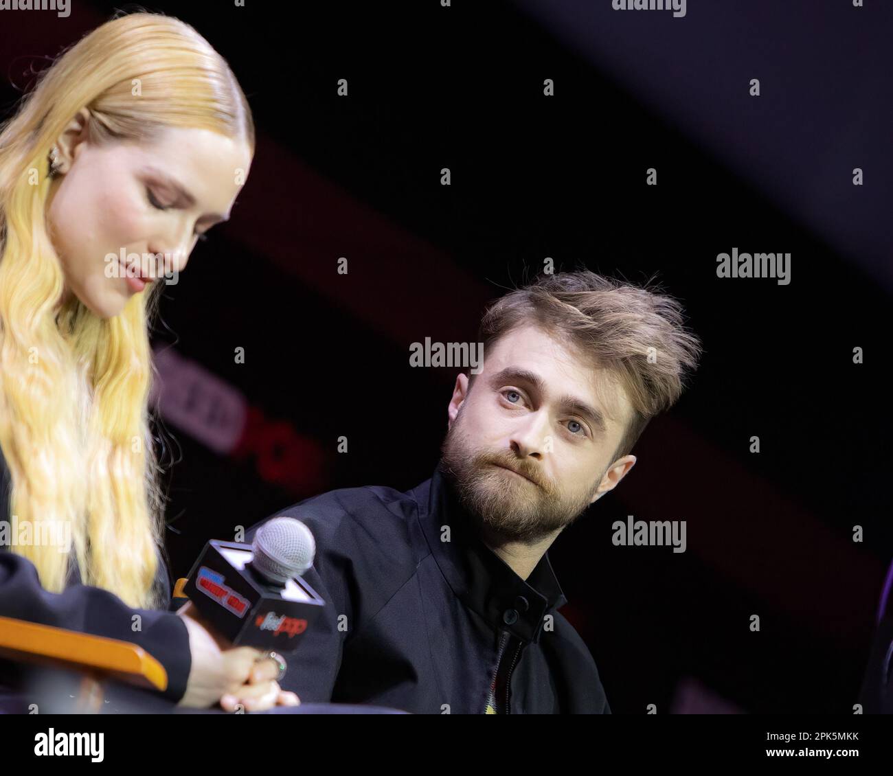 Seltsam: Die Al Yankovic Story spielt Daniel Radcliffe und Evan Rachel Wood auf der NYCC 2022 Stockfoto