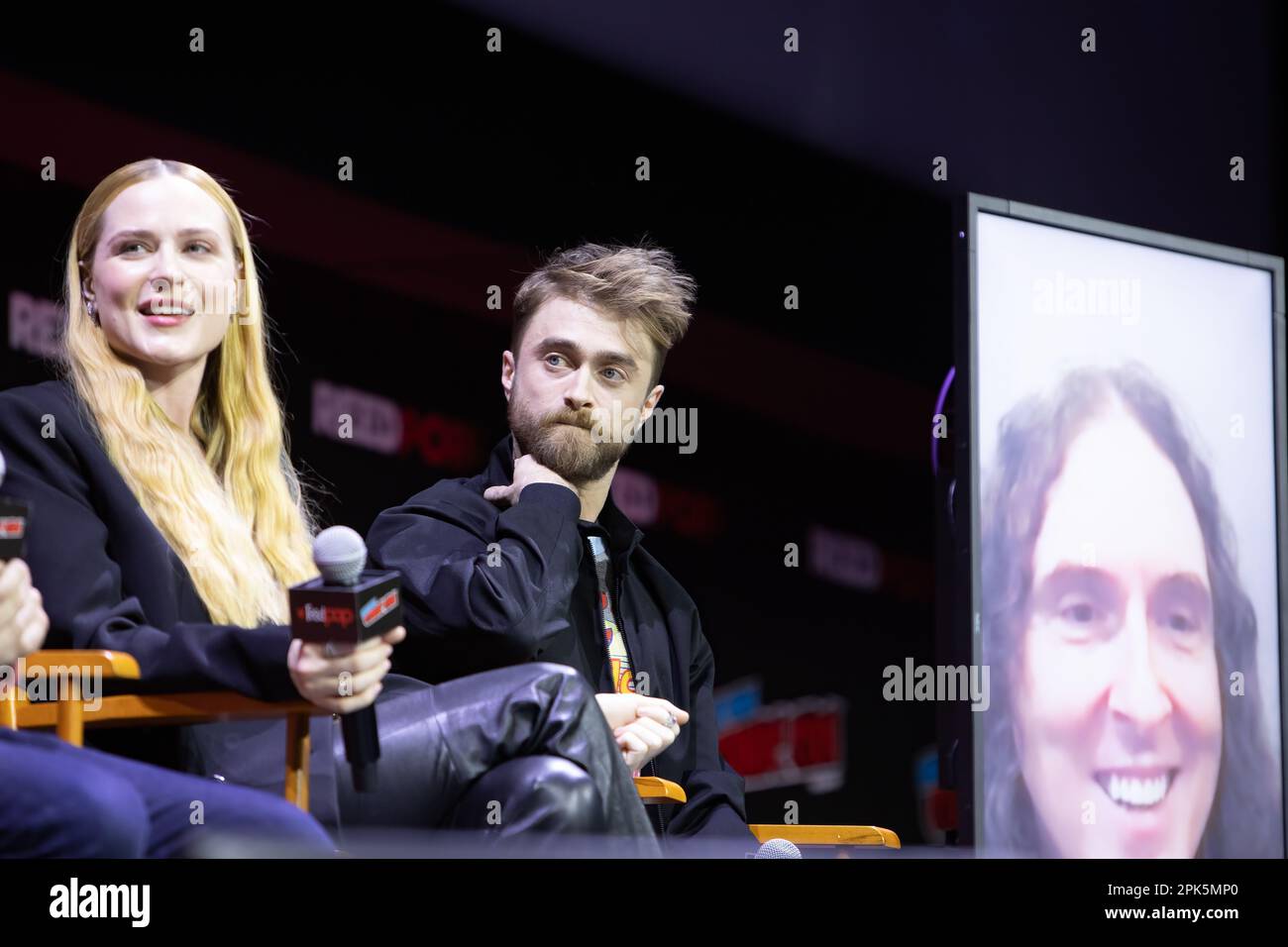 Seltsam: Die Al Yankovic Story spielt Daniel Radcliffe und Evan Rachel Wood auf der NYCC 2022 Stockfoto