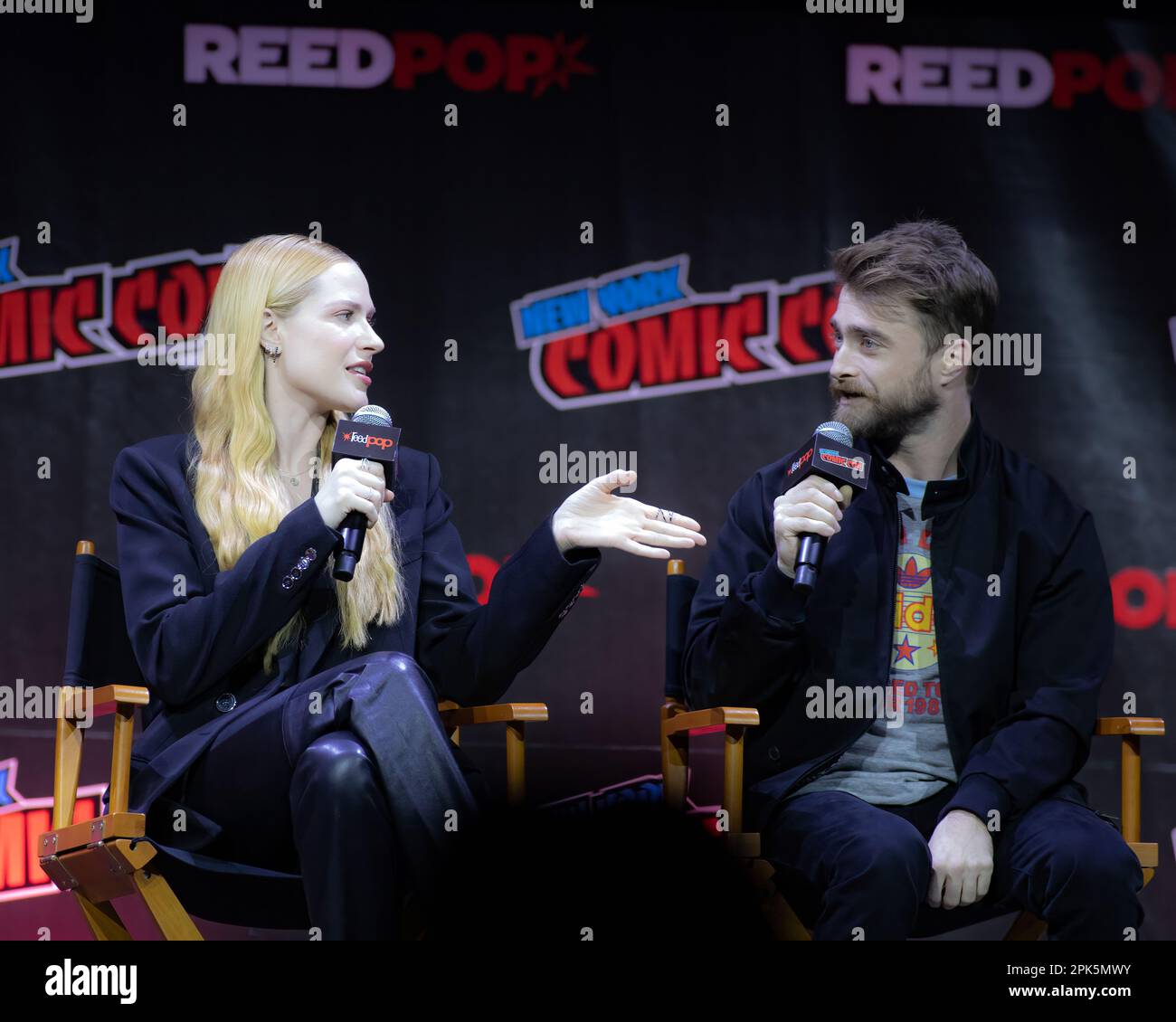 Seltsam: Die Al Yankovic Story spielt Daniel Radcliffe und Evan Rachel Wood auf der NYCC 2022 Stockfoto