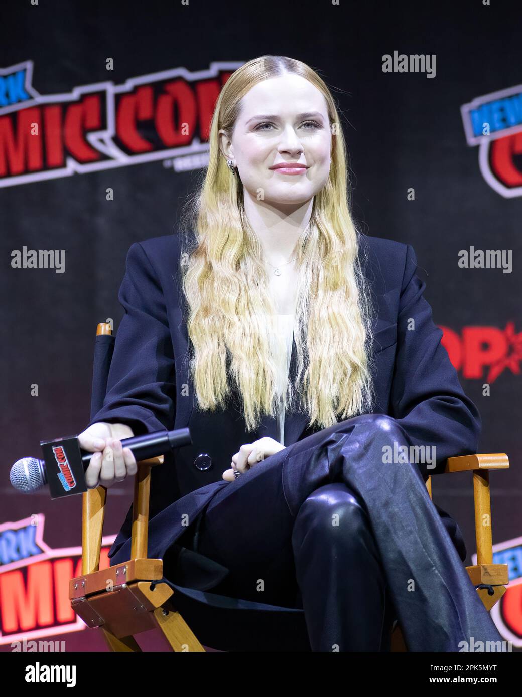 Seltsam: Die Al Yankovic Story spielt Daniel Radcliffe und Evan Rachel Wood auf der NYCC 2022 Stockfoto