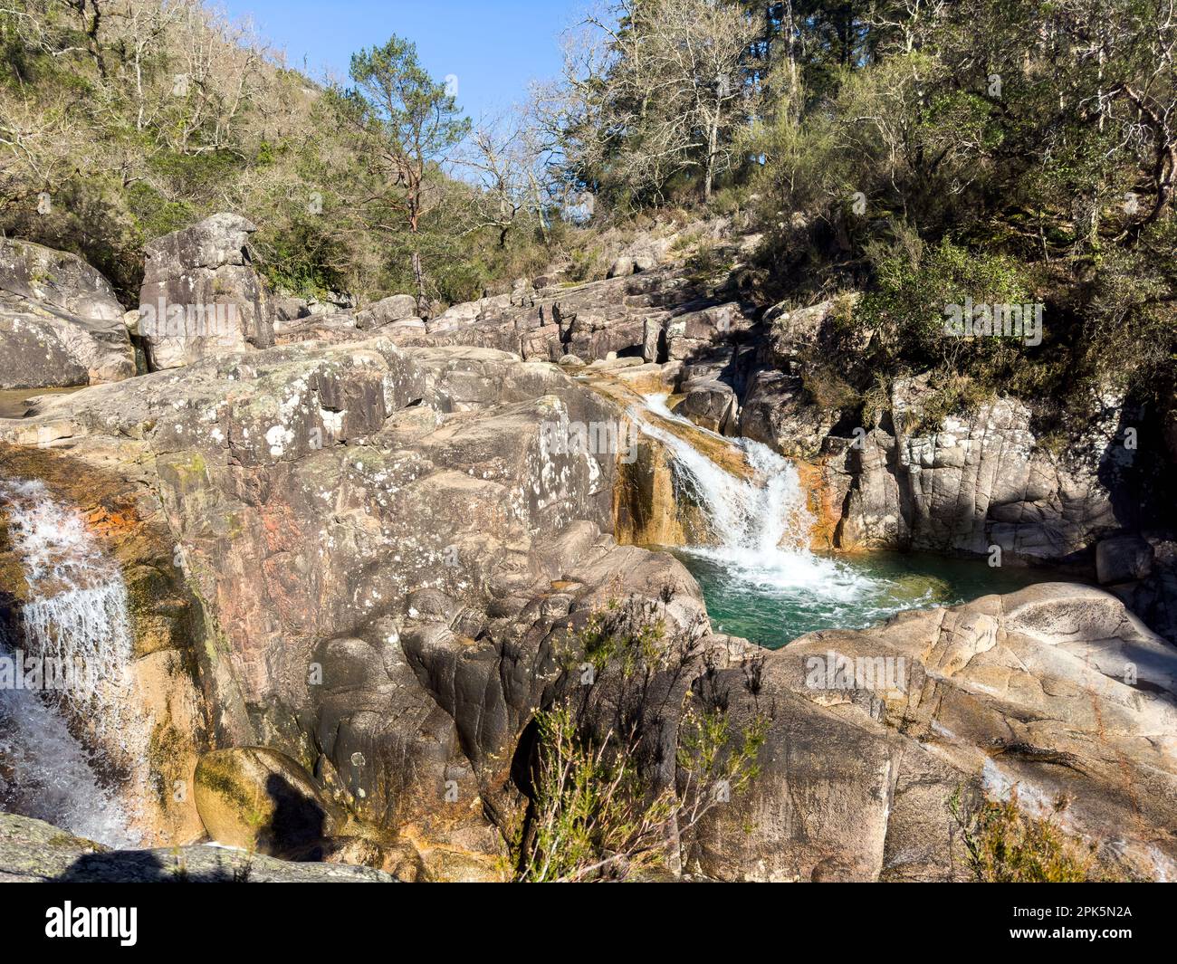Cascata do Tahiti ist auch bekannt als Fecha das Barjas und ist ein Wasserfall mit mehreren natürlichen Pools, in denen Sie schwimmen können. Es befindet sich in der Peneda Gêre Stockfoto
