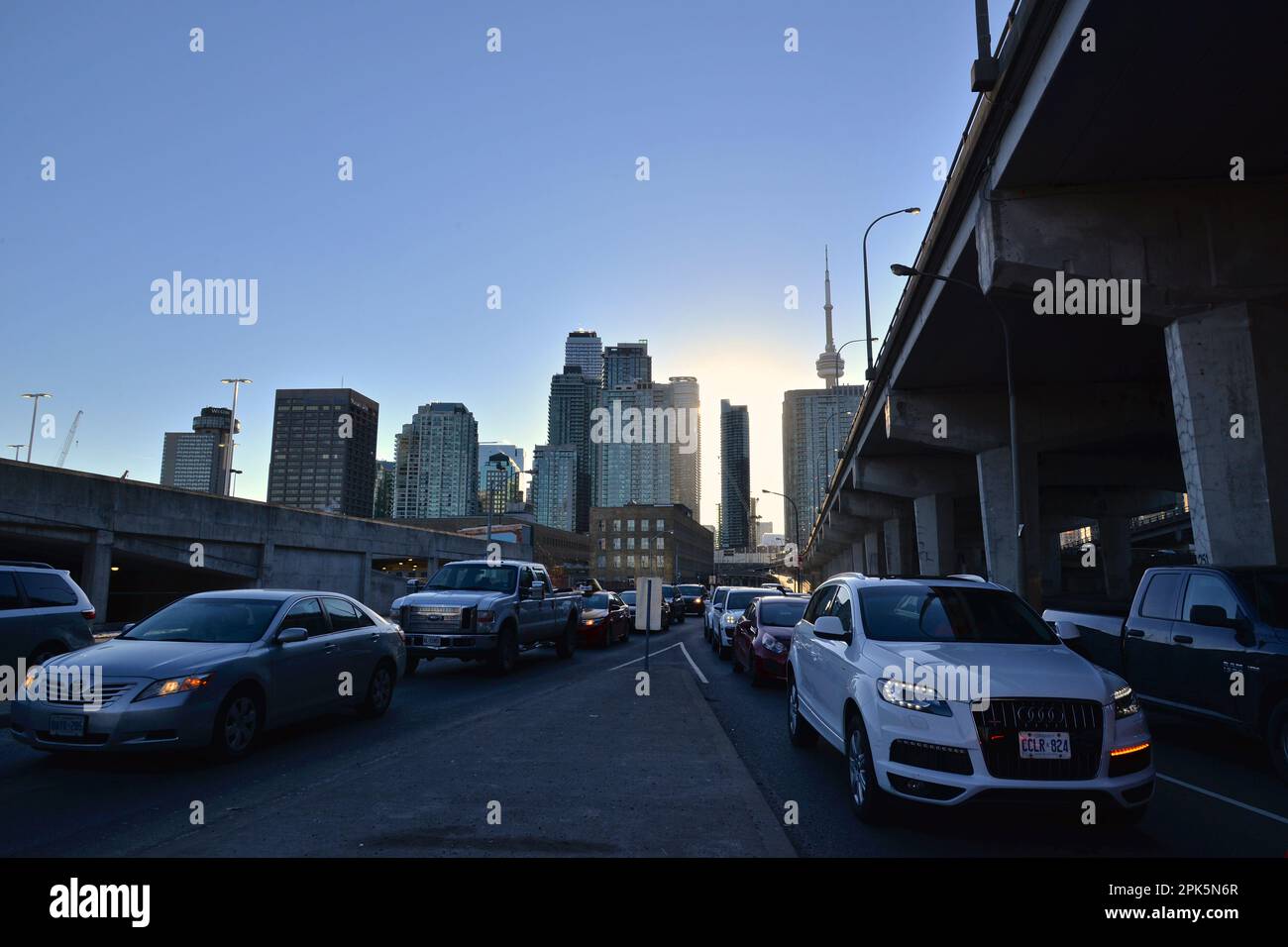 Sonnenuntergang mit Verkehr und Stadtlandschaft im Hintergrund Stockfoto