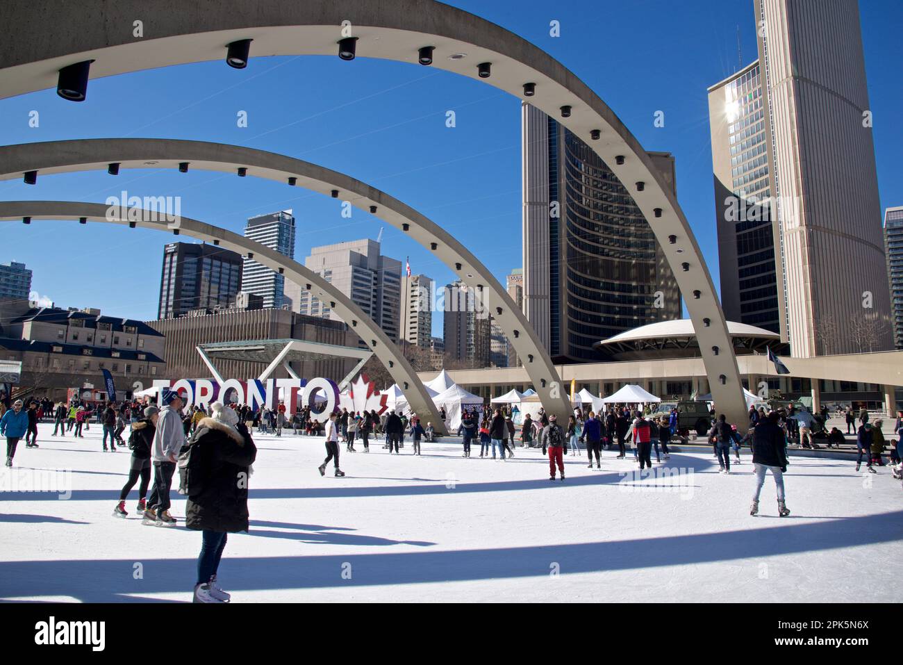 Toronto, Ontario/Kanada - 03. März 2018: Rathaus von Toronto mit Schlittschuhring Stockfoto