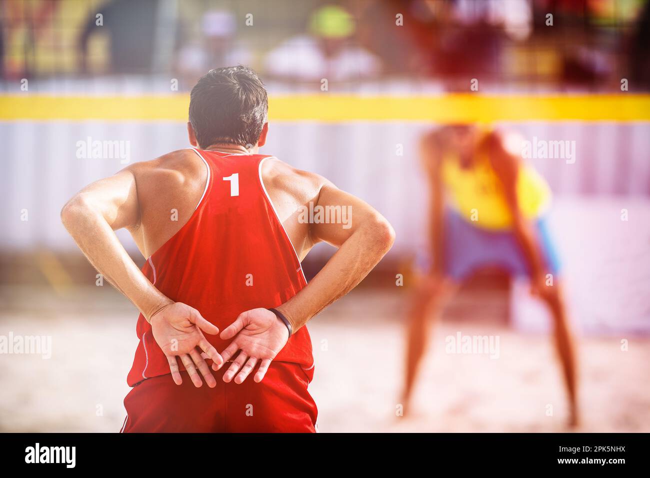 Ein Volleyballspieler sendet Signale an seinen Teamkollegen Stockfoto