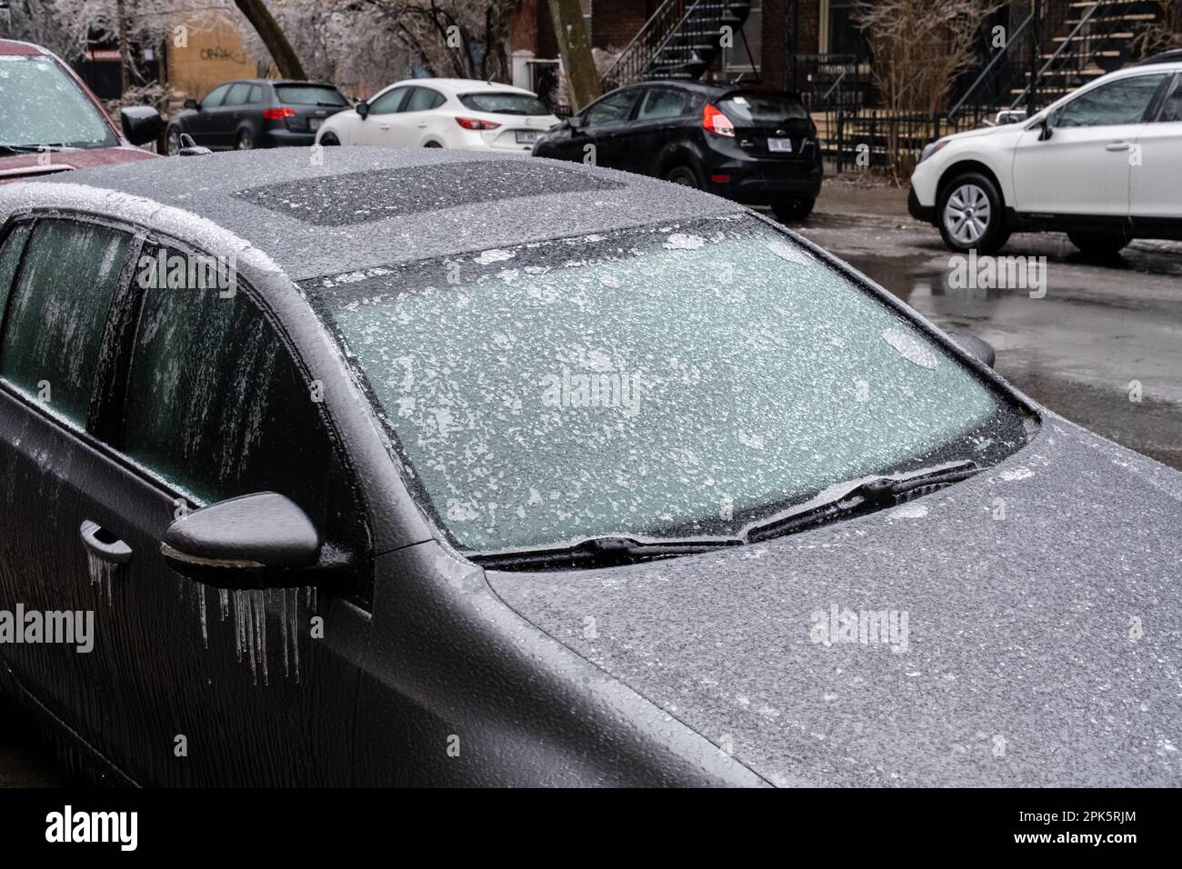 Montreal, KANADA - 5. April 2023: Autofenster und Windschutzscheibe nach überfrierendem Regen. Stockfoto