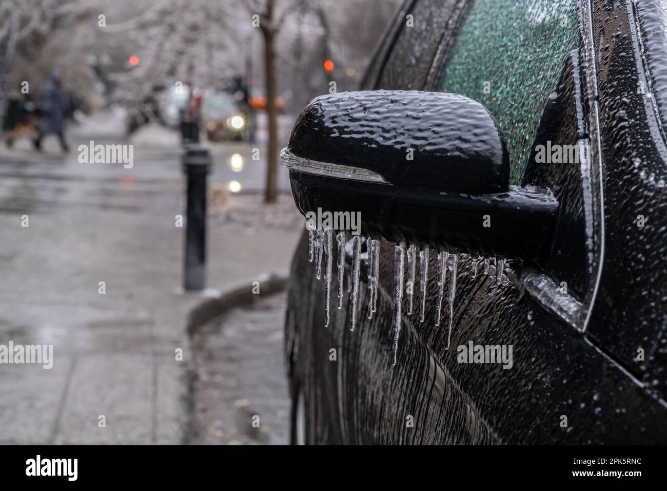 Auto-Seitenspiegel in Montreal mit Eis und Eiszapfen bedeckt Stockfoto