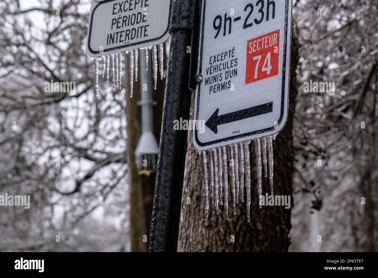 Montreal, KANADA - 5. April 2023: Verkehrszeichen mit Eiszapfen Stockfoto