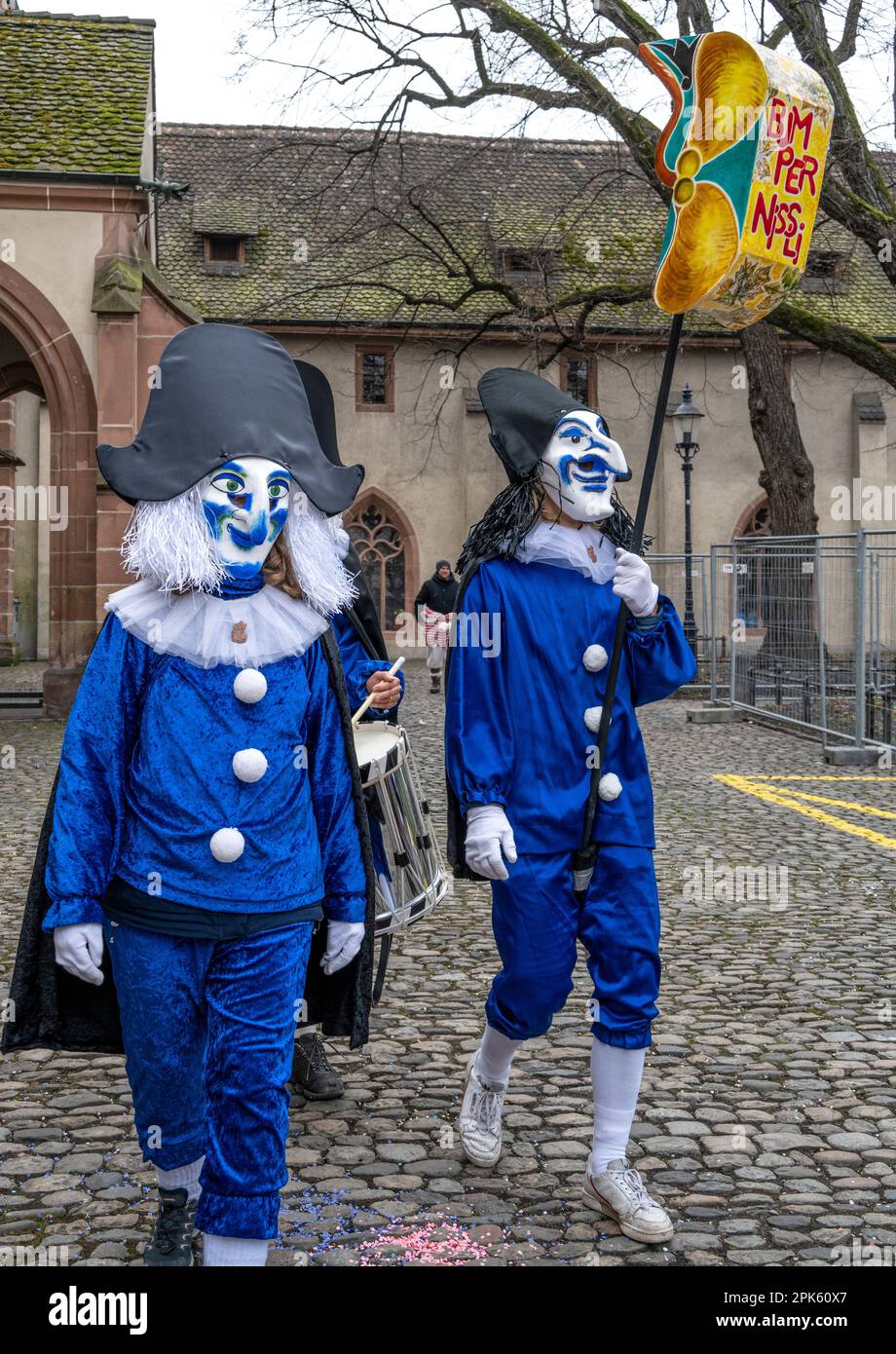 Blaues Harlekin-Kostüm bei der Basel-Fasnacht-Parade in der Schweiz ... Blaues Harlekin-Kostüm bei der Basel-Fasnacht-Parade in der Schweiz ...