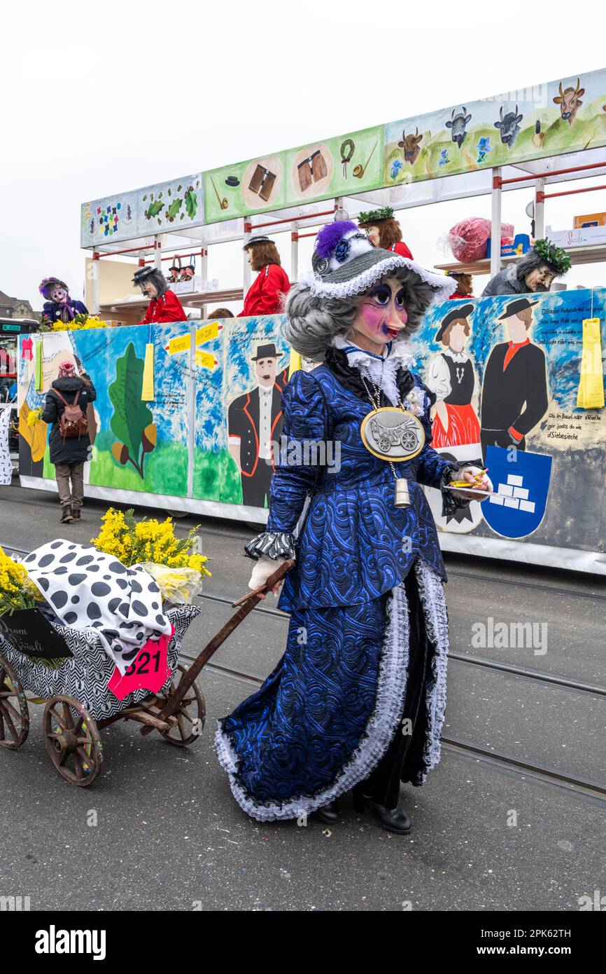 Alte Tante Und Wagen Auf Der Basel Fasnacht Parade In Der Schweiz alte-tante-und-wagen-auf-der-basel-fasnacht-parade-in-der-schweiz