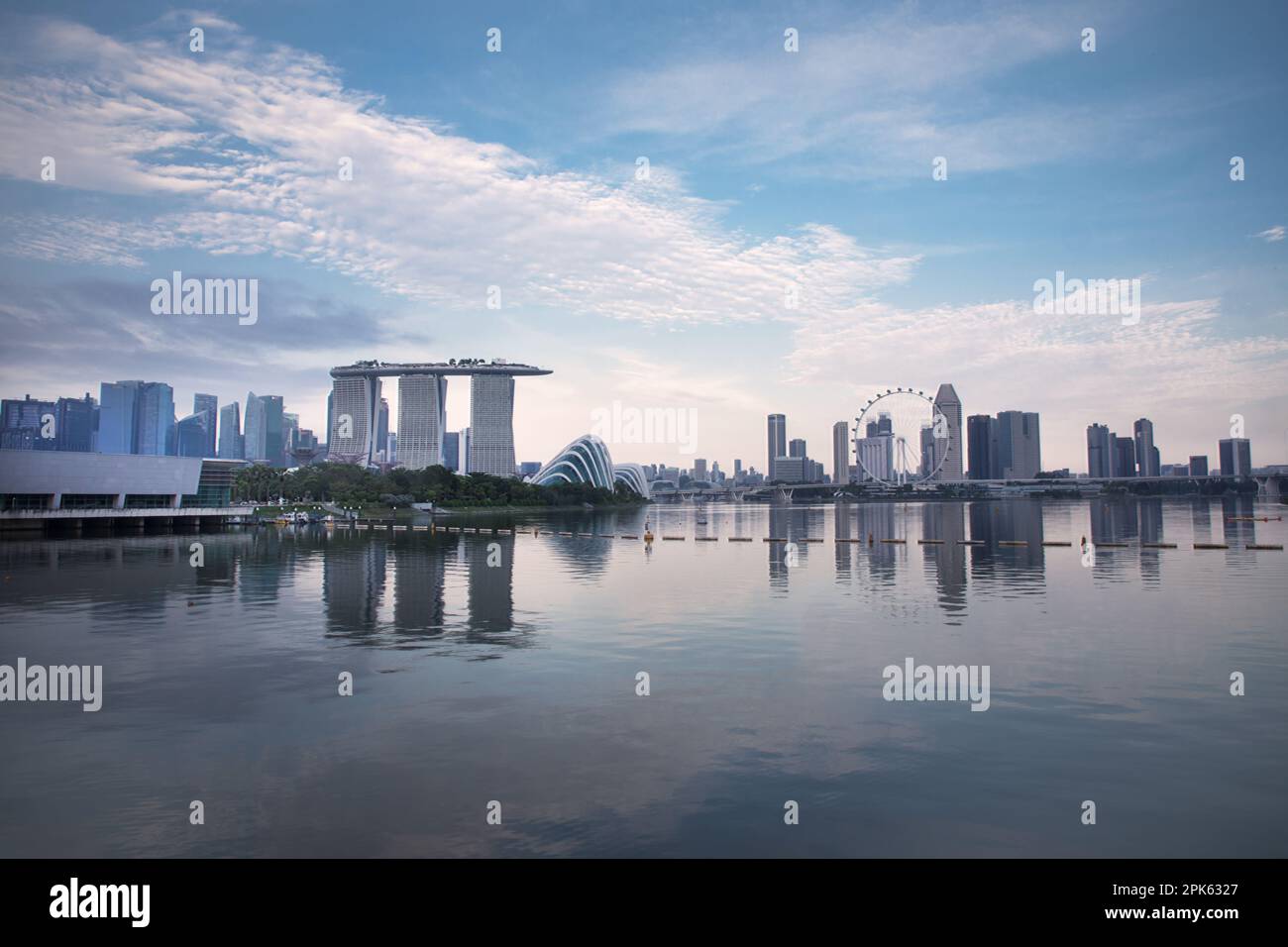 Singapurs Skyline bei Sonnenaufgang. Stockfoto