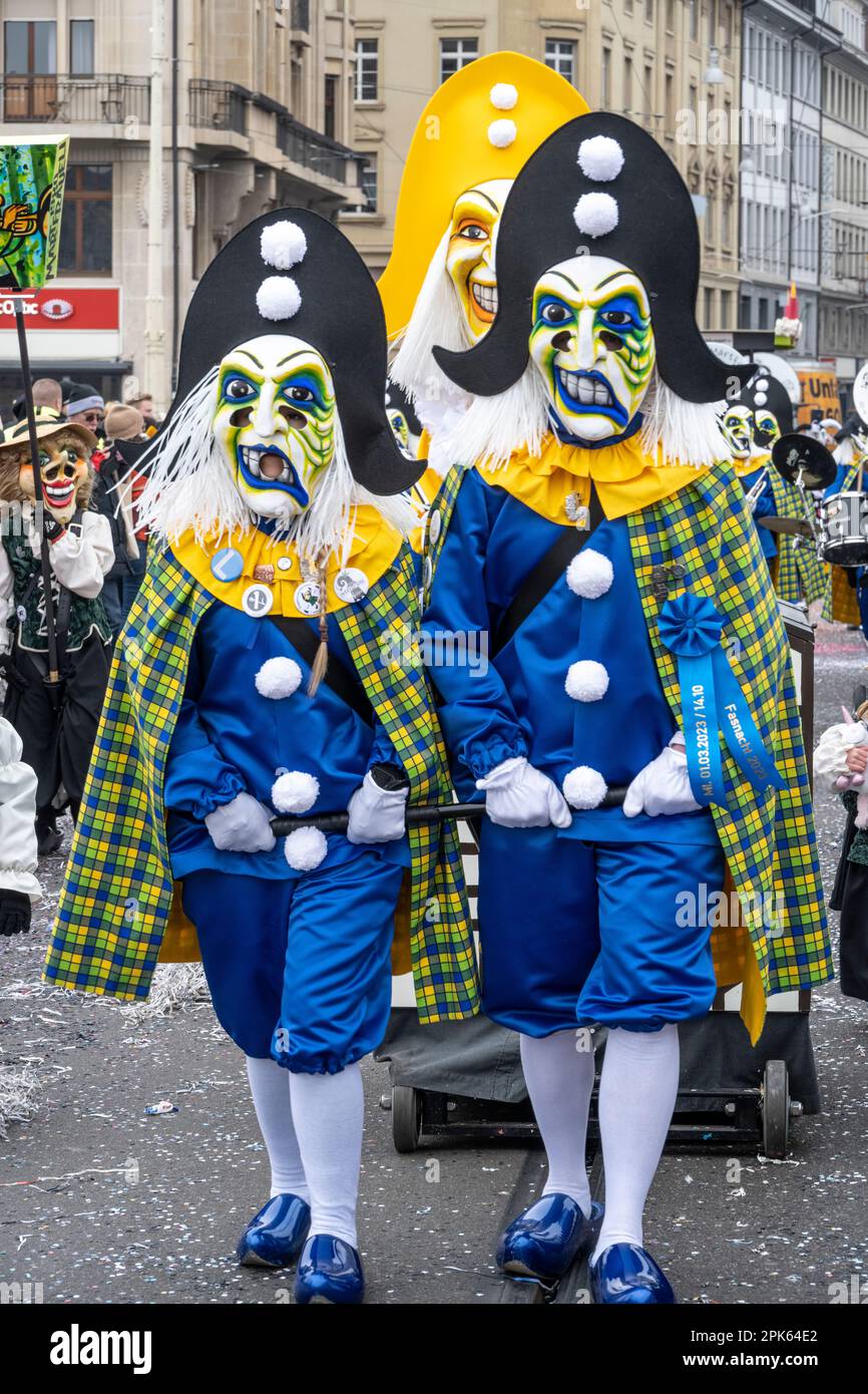 harlekin-Kostüm bei der Basel-Fasnacht-Parade in der Schweiz Stockfoto