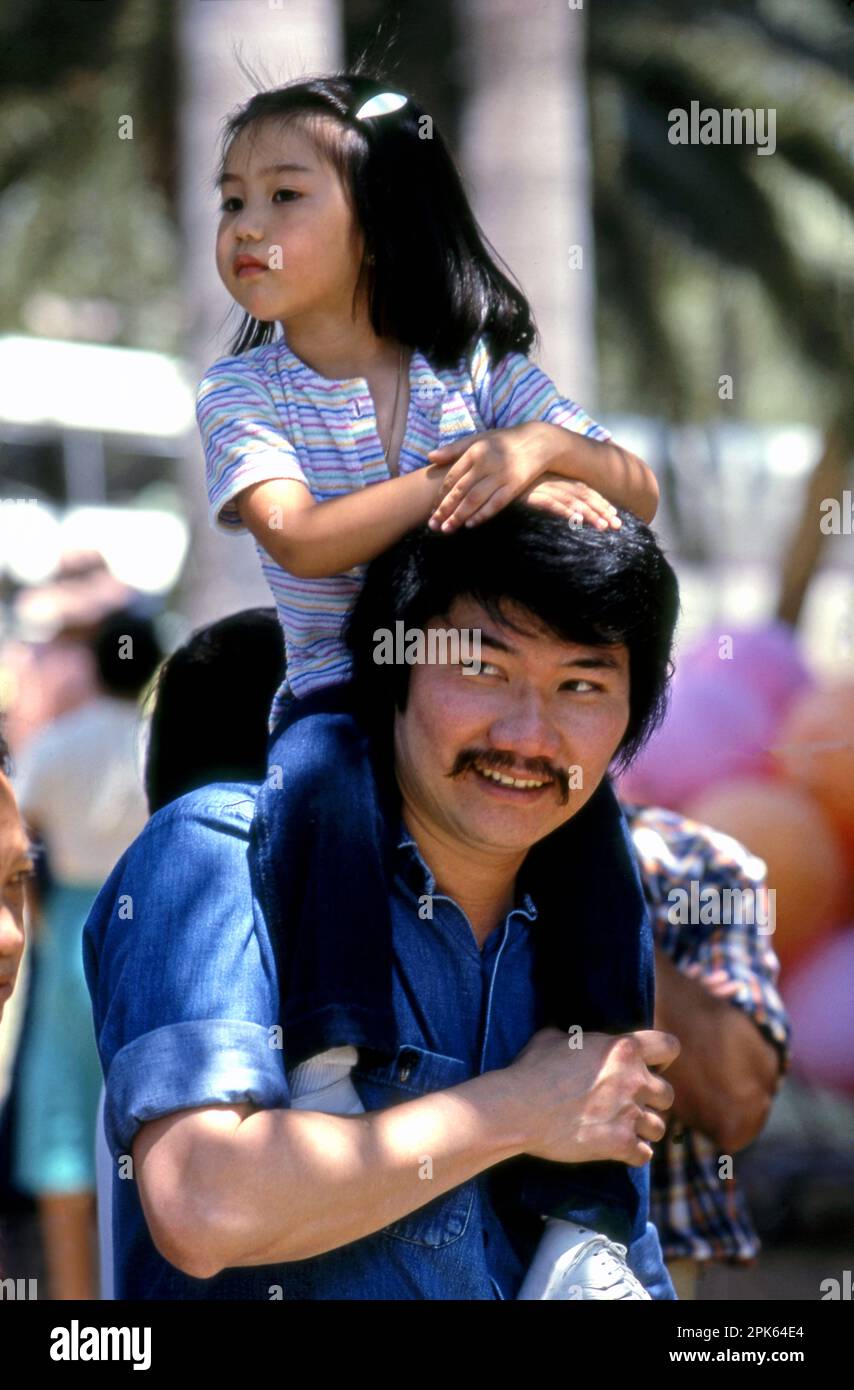 Vater und Tochter beim jährlichen Lotus Blossom Festival im Echo Park in Los Angeles, Kalifornien Stockfoto