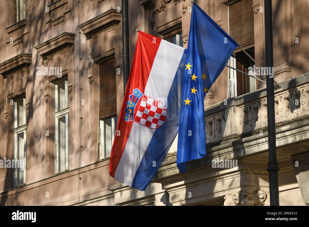 Flaggen Kroatiens und der Europäischen Union. Platz Des Königs Tomislav (Trg Kralja Tomislava). Zagreb, Kroatien. Stockfoto