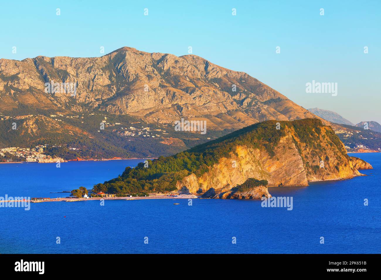 Hawaii Island im Adriatischen Meer Montenegro. Sveti Nikola Island in Budva Riviera Montenegro Stockfoto