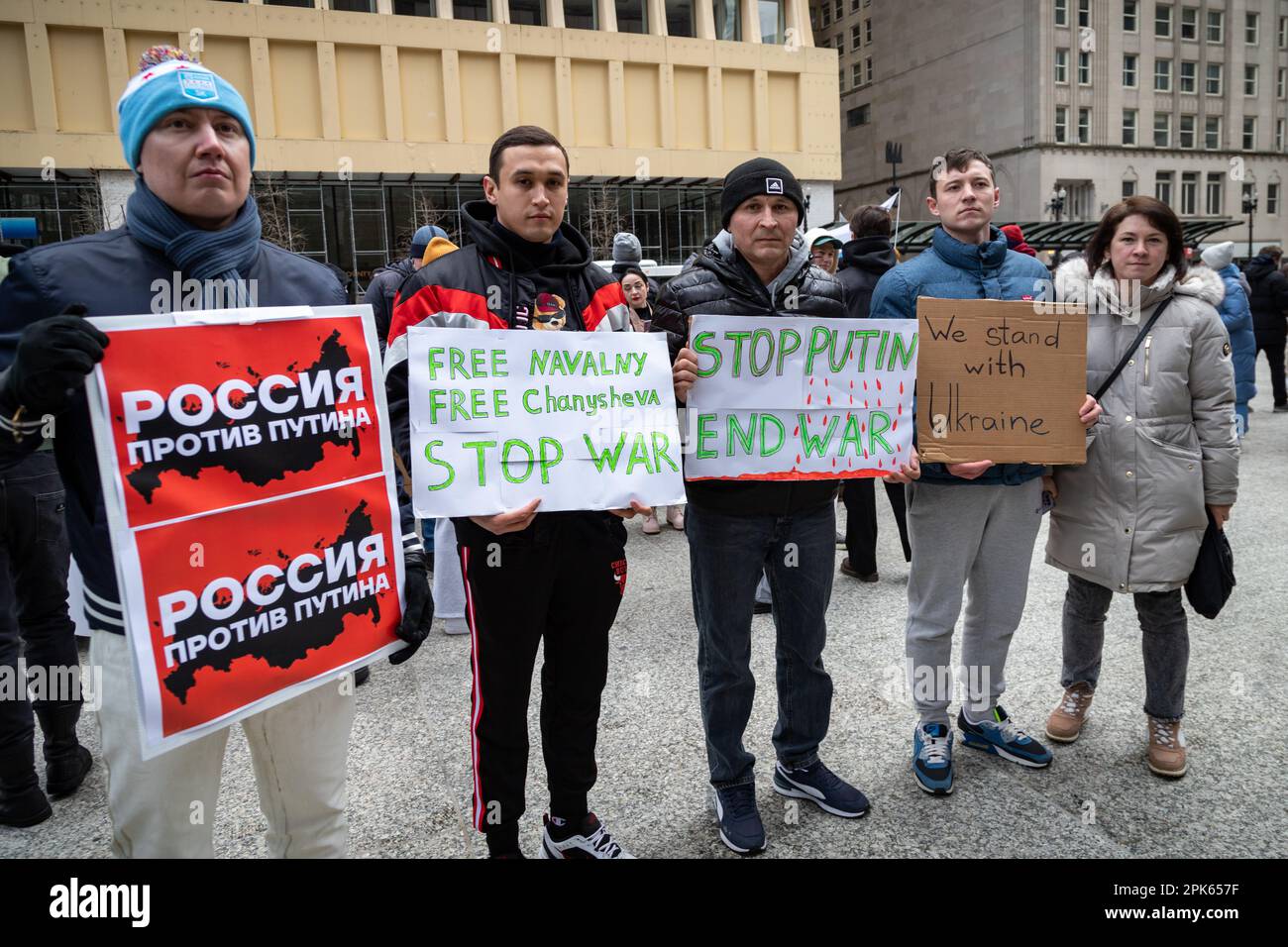 Am 25. Februar 2023, als Wladimir Putins Invasion in der Ukraine das einjährige Jahr vorüber ging, trafen sich am Samstag um 12 Uhr unter der Picasso-Statue am Daley Plaza mehr als hundert Russen aus der Gegend um Chicago, um ihren tiefen Widerstand gegen den russischen Führer und ihre Abscheu über seinen brutalen Einmarsch zum Ausdruck zu bringen. Stockfoto