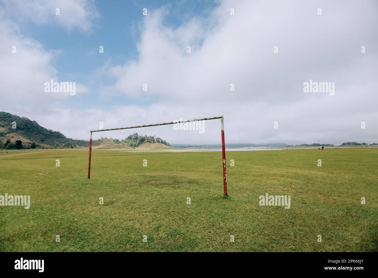 Rusty und verlassenes Fußballtor auf einem Feld von Tenango de Las Flores Stockfoto
