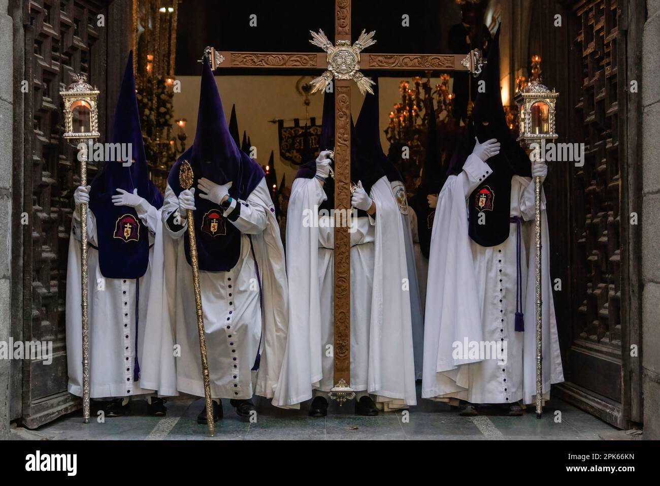 Madrid, Spanien. 05. April 2023. Nachtruhe während der Zigeuner-(Los Gitanos-)Prozession am Heiligen Mittwoch im Stadtzentrum von Madrid. Kredit: SOPA Images Limited/Alamy Live News Stockfoto