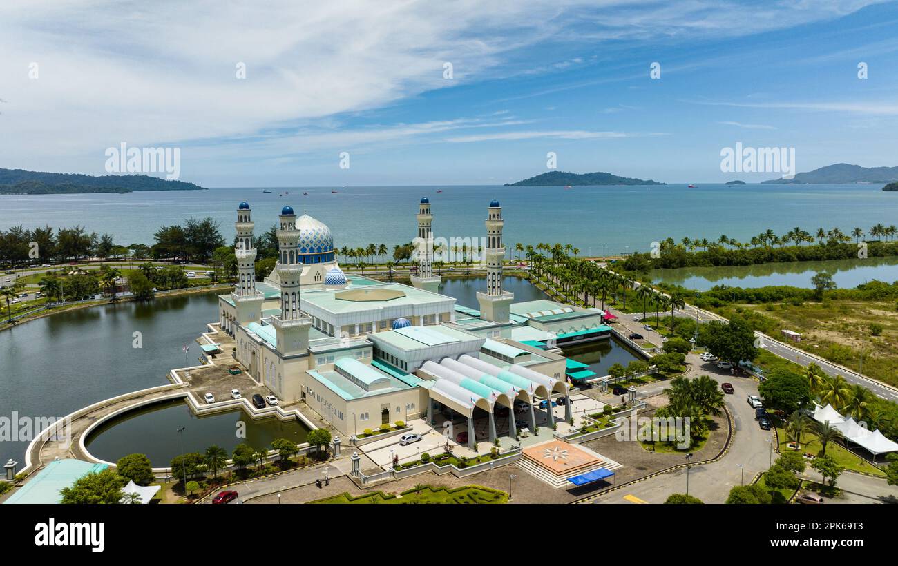Draufsicht auf Masjid Bandaraya Kota Kinabalu am Meer. Stadtmoschee. Sabah, Borneo. Malaysia. Stockfoto