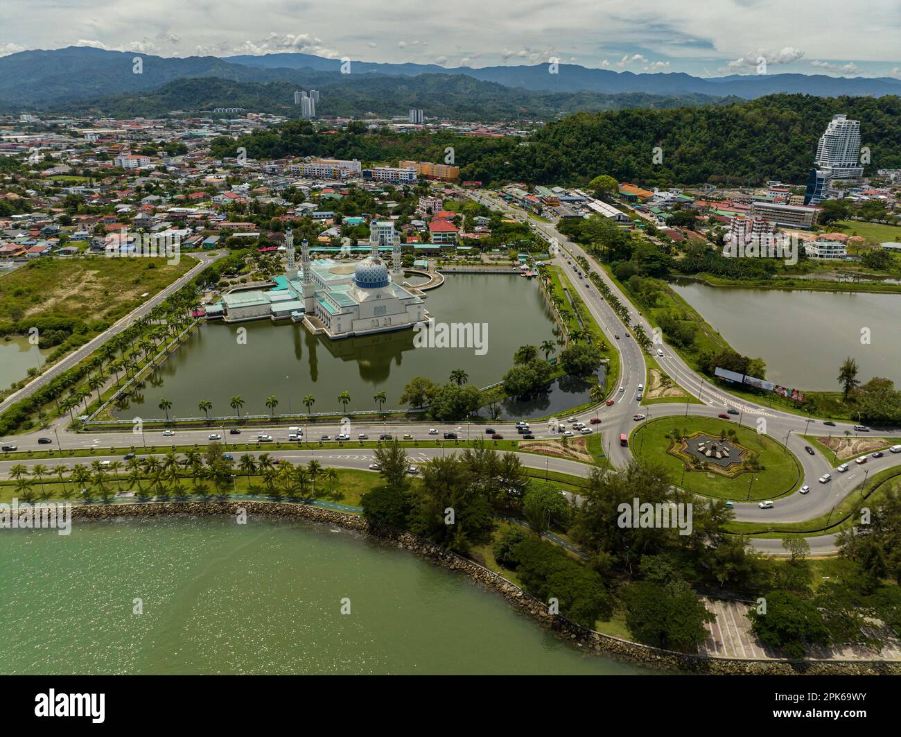 Die Moschee der Stadt Bandaraya Kota Kinabalu aus der Vogelperspektive. Sabah, Borneo. Malaysia. Stockfoto