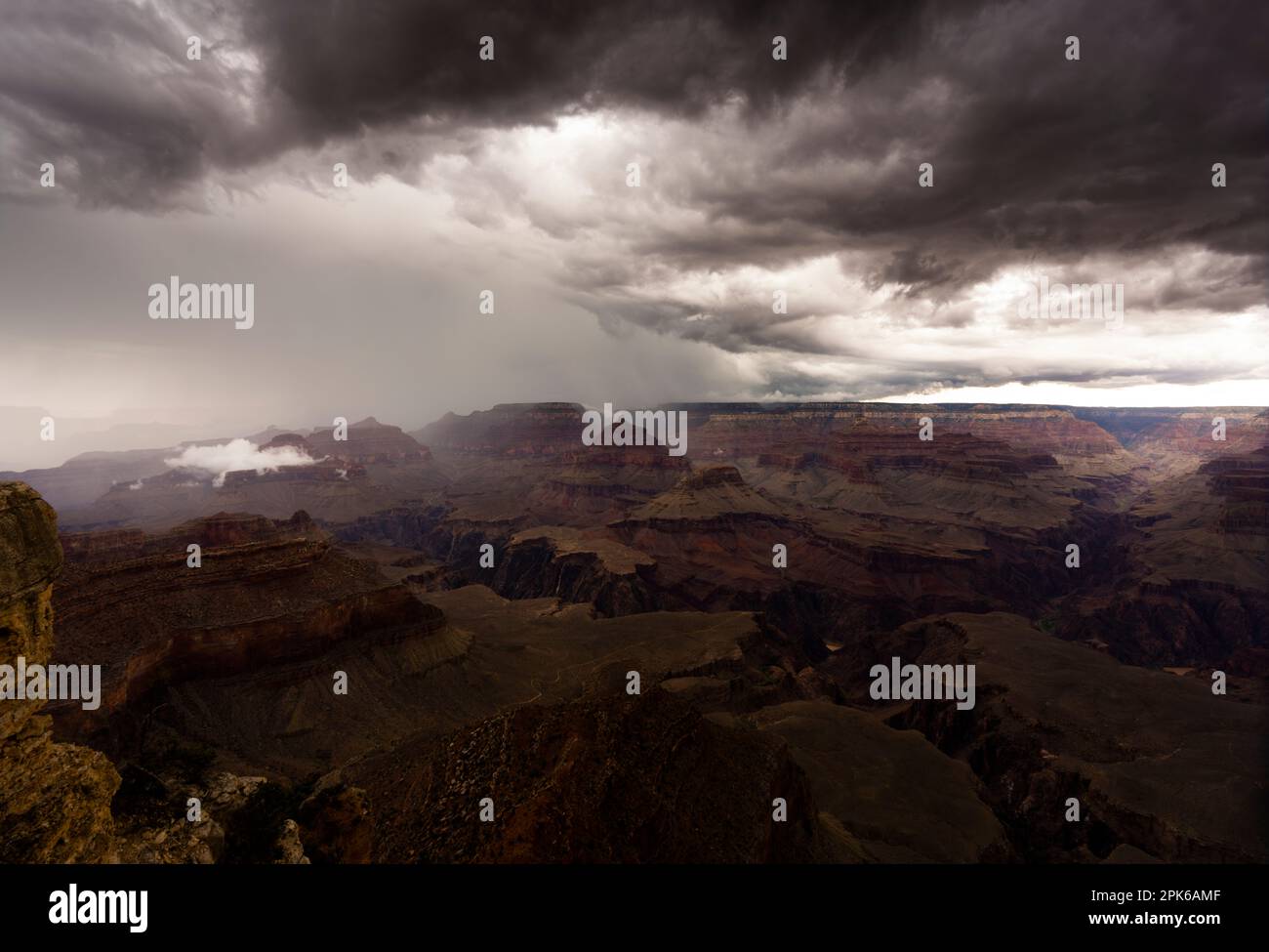 Regen im majestätischen Grand Canyon, Arizona, USA Stockfoto