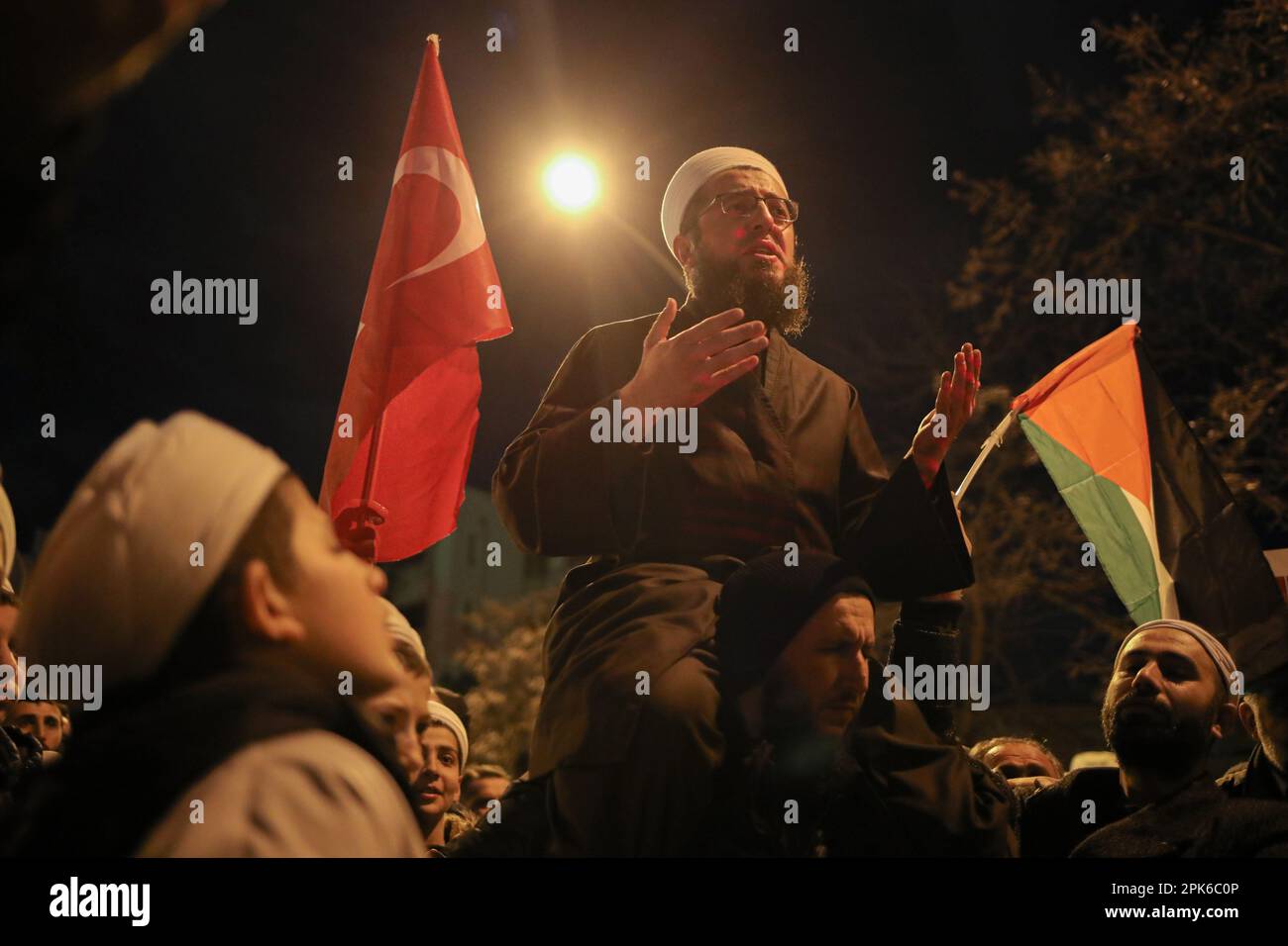 Ankara, Türkei. 05. April 2023. Ein Imam utters takbir während des Protests. Nach dem Zusammenstoß zwischen dem palästinensischen Volk und den israelischen Polizeikräften in Jerusalem, Israel, am 4. April 2023 führte eine Gruppe radikaler Islamisten eine Aktion vor dem Gästehaus der israelischen Botschaft in Ankara, der Hauptstadt der Türkei, durch. (Foto: Tunahan Turhan/SOPA Images/Sipa USA) Guthaben: SIPA USA/Alamy Live News Stockfoto