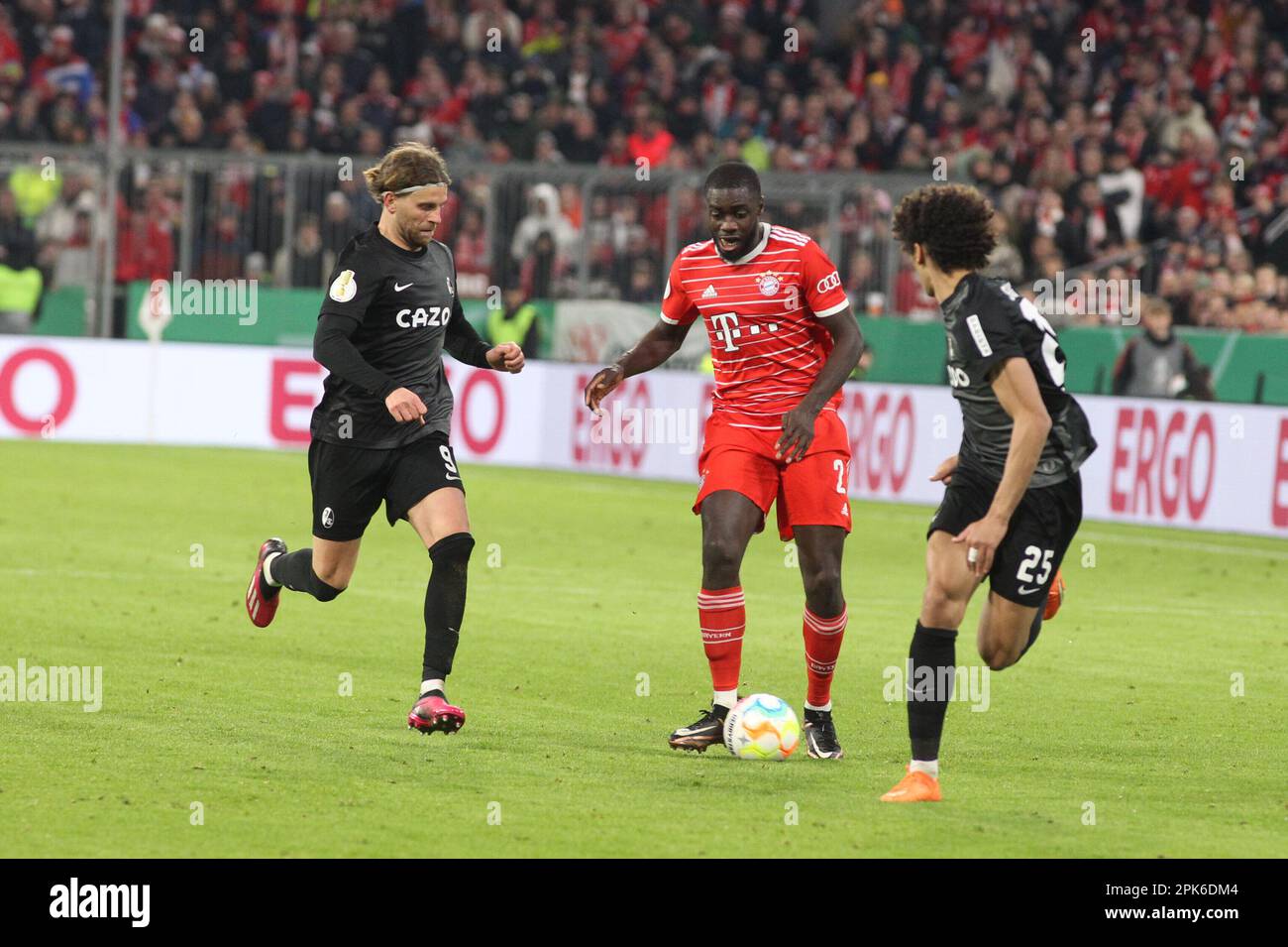 MÜNCHEN, DEUTSCHLAND - APRIL 04: 2 Dayot UPAMECANO des FC Bayern gegen #25 Kilian SILDILIA und #9 Lucas HöLER Hoeler während des Viertelfinalspiels des DFB Cup zwischen dem FC Bayern Muenchen und dem SC Freiburg in der Allianz Arena am 04. April 2023 in München, Deutschland.DFB-Pokal - DFB Cup - Fußballspiel zwischen dem FC Bayern München und dem SC FREIBURG in München am 4. April 2023 , 1:2 - DFB Fussball, (Foto und Copyright @ ATP images / Arthur THILL (THILL Arthur / ATP / SPP) Stockfoto