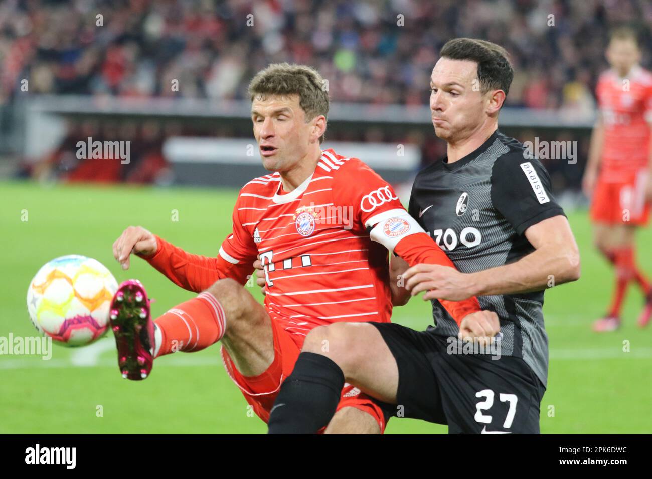 München, Deutschland 04. April 2023. MÜNCHEN, DEUTSCHLAND - APRIL 04: Nr. 27 Nicolas HÖFLER, Hoefler und 25 Thomas MÜLLER in Aktion während des Viertelfinalspiels des DFB Cup zwischen dem FC Bayern München und dem SC Freiburg in der Allianz Arena am 04. April 2023 in München, Deutschland.DFB-Pokal - DFB Cup - Fußballspiel zwischen dem FC Bayern München und dem SC FREIBURG in München am 4. 2023. April 1:2 – DFB Fussball (Foto und Copyright @ ATP images/Arthur THILL (THILL Arthur/ATP/SPP). Kredit: SPP Sport Press Photo. Alamy Live News Stockfoto