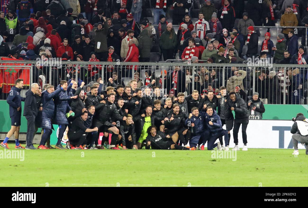 MÜNCHEN, DEUTSCHLAND - APRIL 04: Ziel 1:2 durch Elfmeter – SC Freiburg eliminiert FcBayern vom DFB-Cup 2023 – Freiburger Spieler feiern den Sieg mit Lucas H…ler, Hoeler, während des Viertelfinalspiels des DFB Cup zwischen dem FC Bayern Muenchen und dem SC Freiburg in der Allianz Arena am 04. April 2023 in München. Die Spieler; #26 Mark FLEKKEN, Keeper, #5 Manuel GULDE, #8 Maximilian EGGESTEIN, #9 Lucas H…ler - Hoeler, #25 Kilian SILDILLIA, #27 Nicolas H…FLER, Hoefler, #28, Matthias GINTER, #30 Christian G†NTER - Guenther, #32 Vicenzo GRIFO, #38 Miachael GREGORITSCH, #42 Ritsu DOAN, #22 Roland SALLA Stockfoto