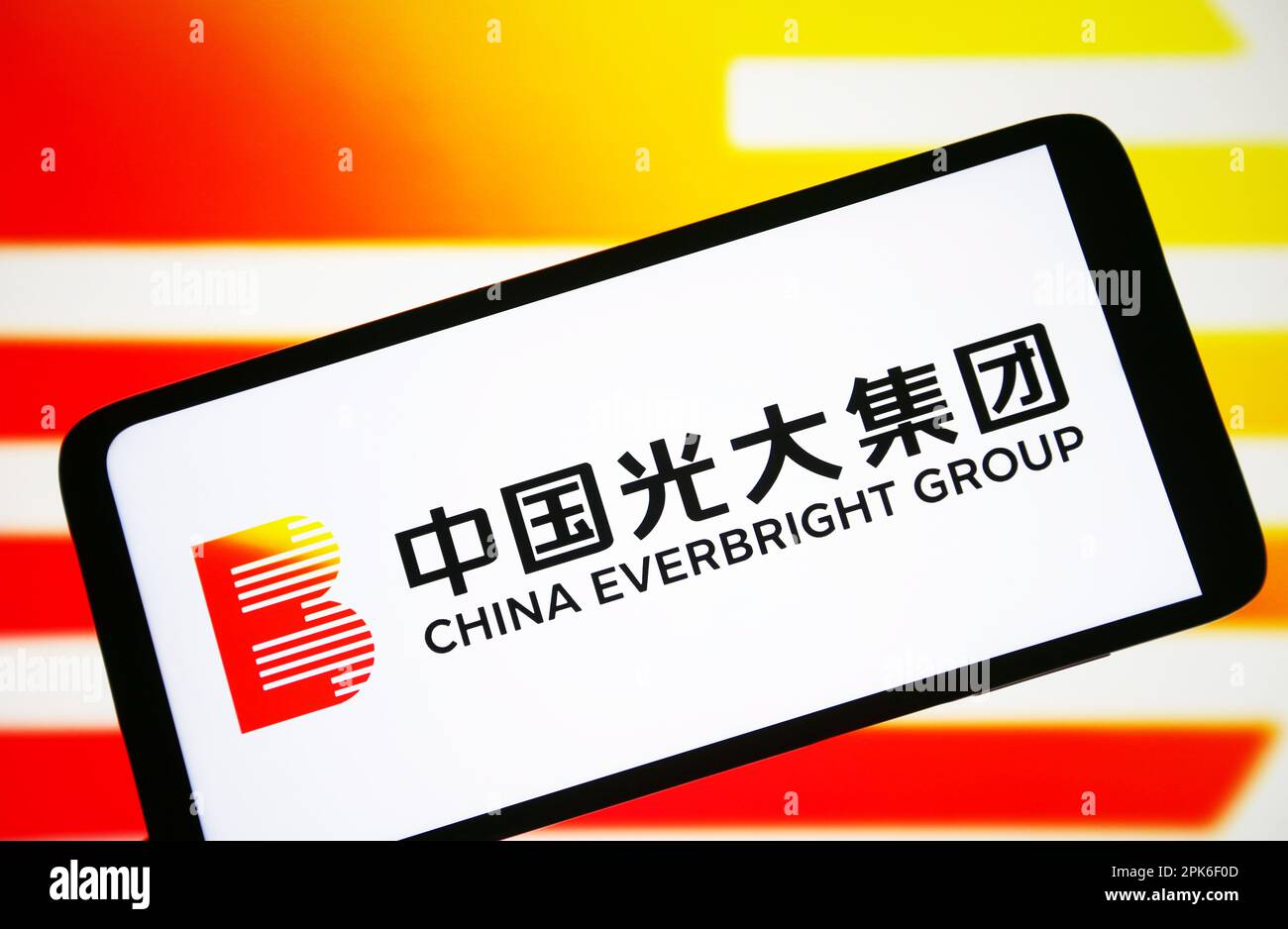 Ukraine. 05. April 2023. In dieser Fotoabbildung ist ein Logo der China Everbright Group auf einem Smartphone-Bildschirm zu sehen. Kredit: SOPA Images Limited/Alamy Live News Stockfoto