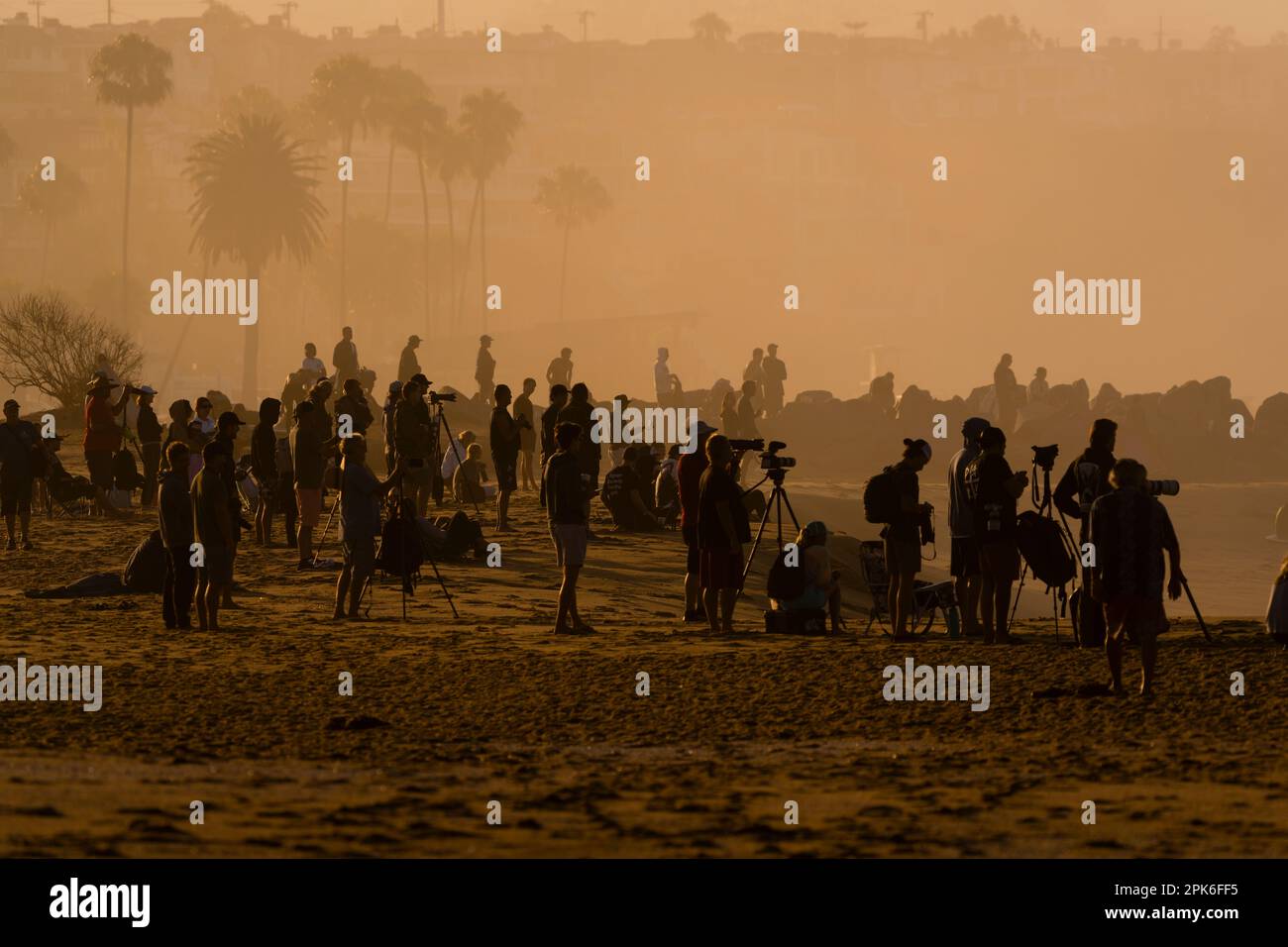Leute, die Fotos am Strand, Newport Beach, Kalifornien, USA machen Stockfoto