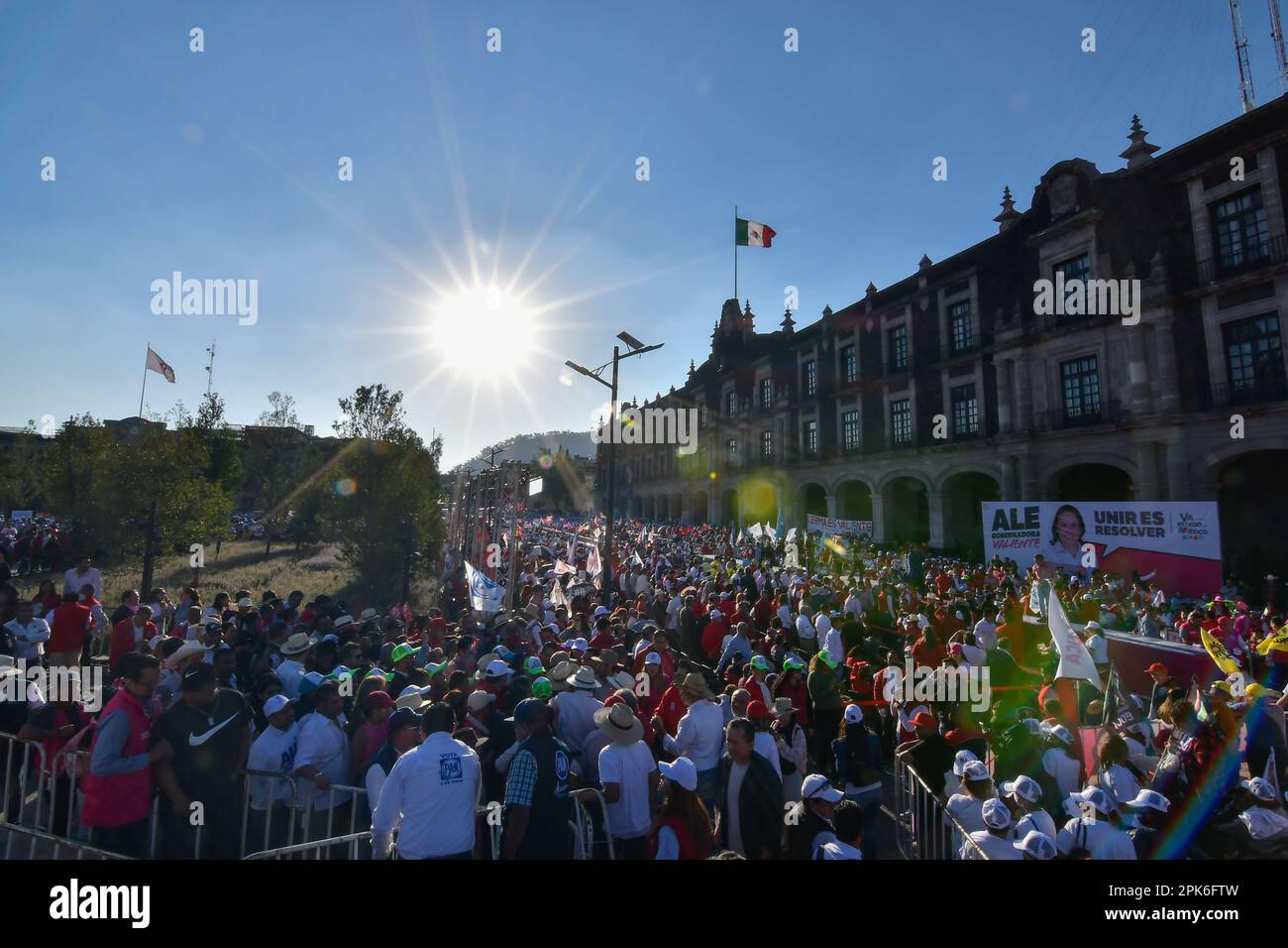 Toluca, Mexiko. 5. April 2023. Unterstützerin während der Veranstaltung von Alejandra del Moral Vela, Kandidatin für das Amt des Gouverneurs des Staates Mexiko für die Koalition „VA por Mexico“ der politischen Parteien PRI, PAN, PRD und Nueva Alianza während ihrer politischen Wahlkampfaktivitäten rund um die Plaza de los Martires. Am 05. April 2023 in Toluca México. (Kreditbild: © Arturo Hernandez/Eyepix via ZUMA Press Wire) NUR REDAKTIONELLE VERWENDUNG! Nicht für den kommerziellen GEBRAUCH! Stockfoto