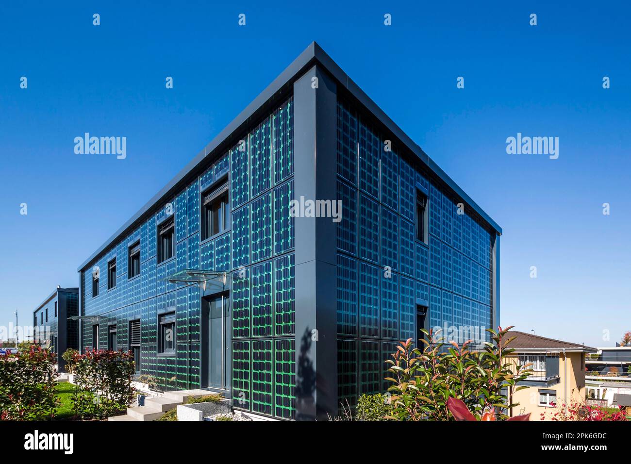 ECO-Solar-Haus, Terrassenhaus mit spezieller Außenhaut mit transparenter Wärmedämmung, Photovoltaik auf Dach und Fassade, Uttwil, Kanton Stockfoto