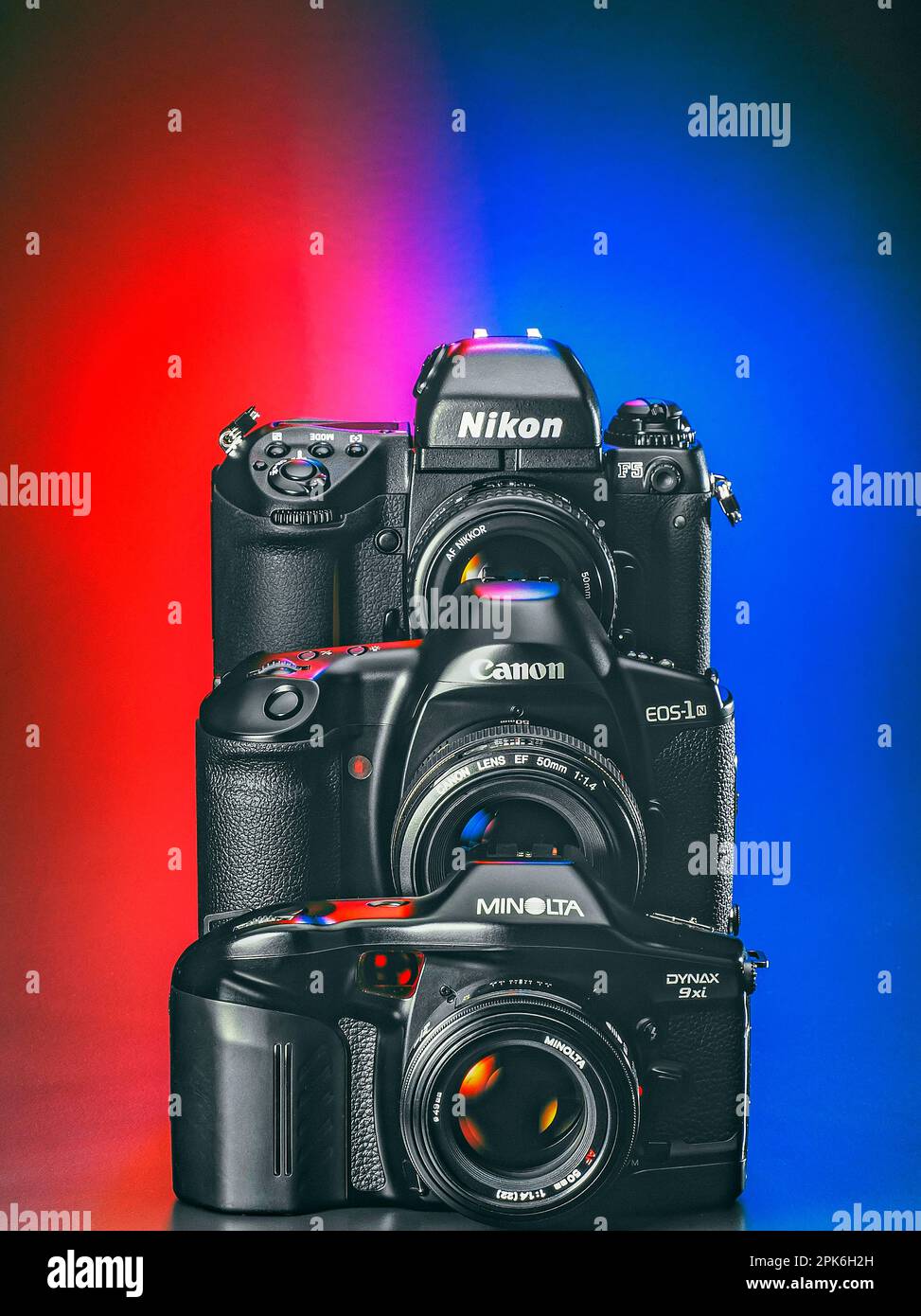 Alte analoge Spiegelreflexkameras von 1996, Nikon, Canon, Minolta, Deutschland Stockfoto