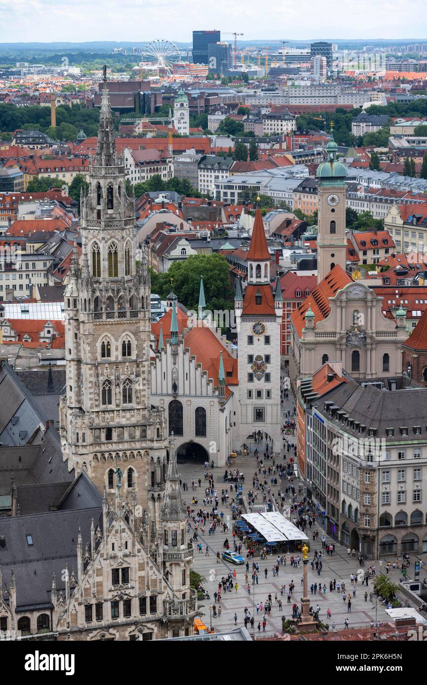 Blick über München, Marienplatz mit Altem und Neuem Rathaus, Heilige Geisteskirche, München, Bayern, Deutschland Stockfoto