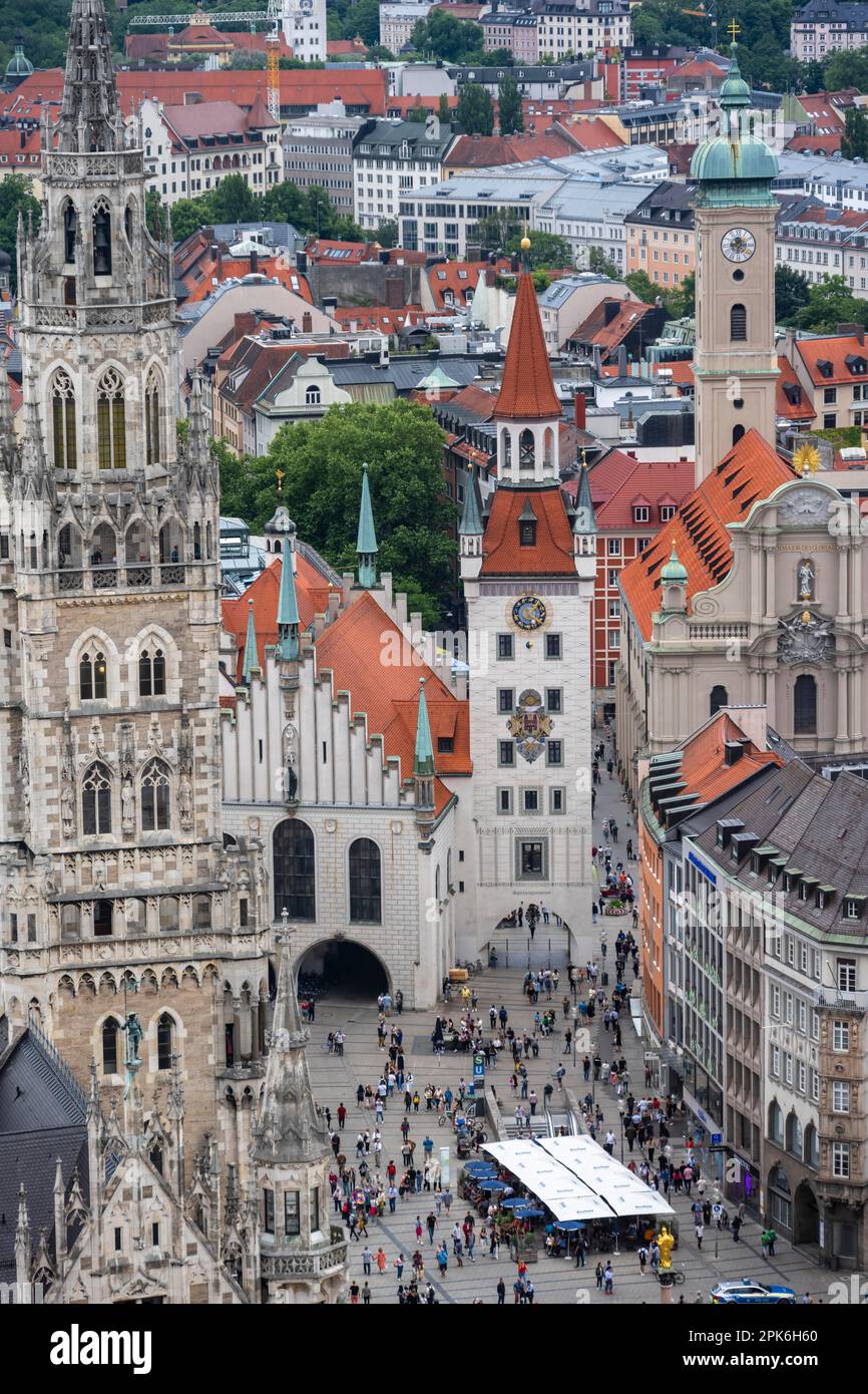 Blick über München, Marienplatz mit Altem und Neuem Rathaus, Heilige Geisteskirche, München, Bayern, Deutschland Stockfoto