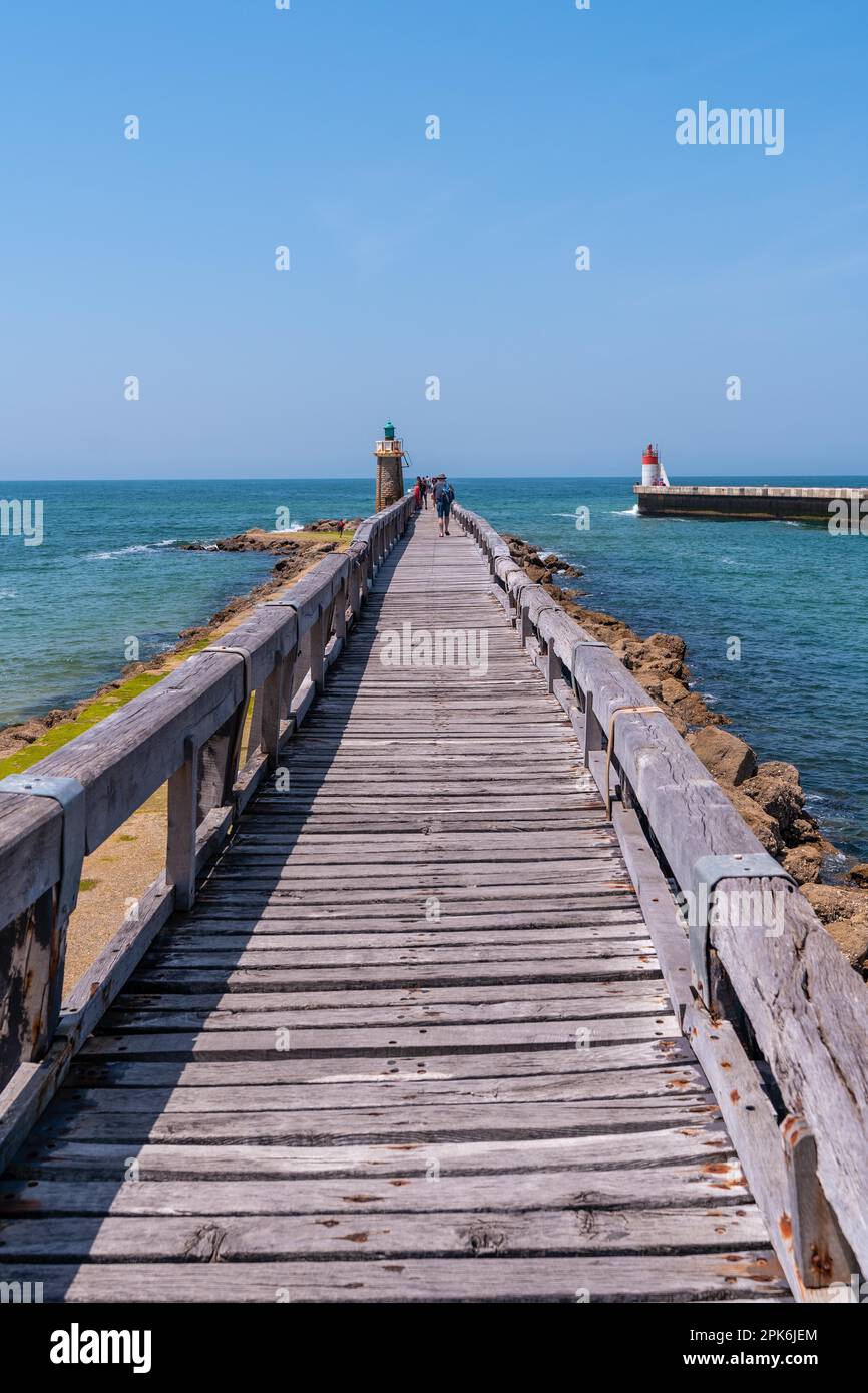 Das Dorf Capbreton an der Küste des französischen Baskenlandes, ein hölzerner Fußweg am Meer, Frankreich Stockfoto